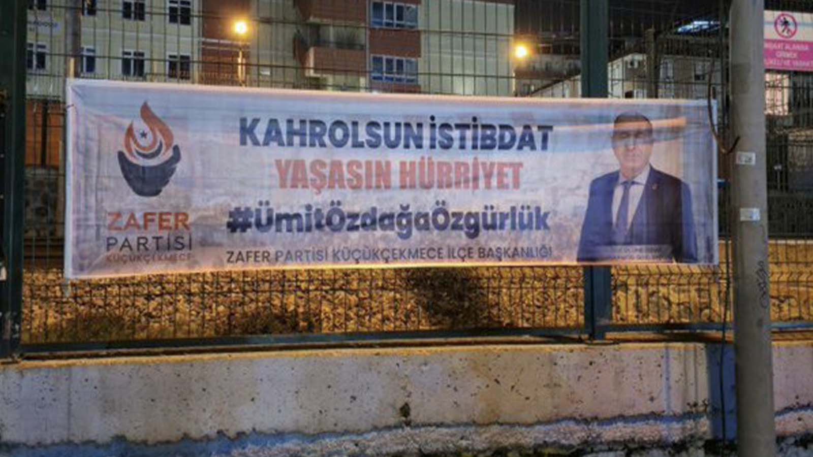 "Kahrolsun istibdat, yaşasın hürriyet" pankartı nedeniyle gözaltına alınan Zafer Partili başkan adli kontrolle serbest bırakıldı