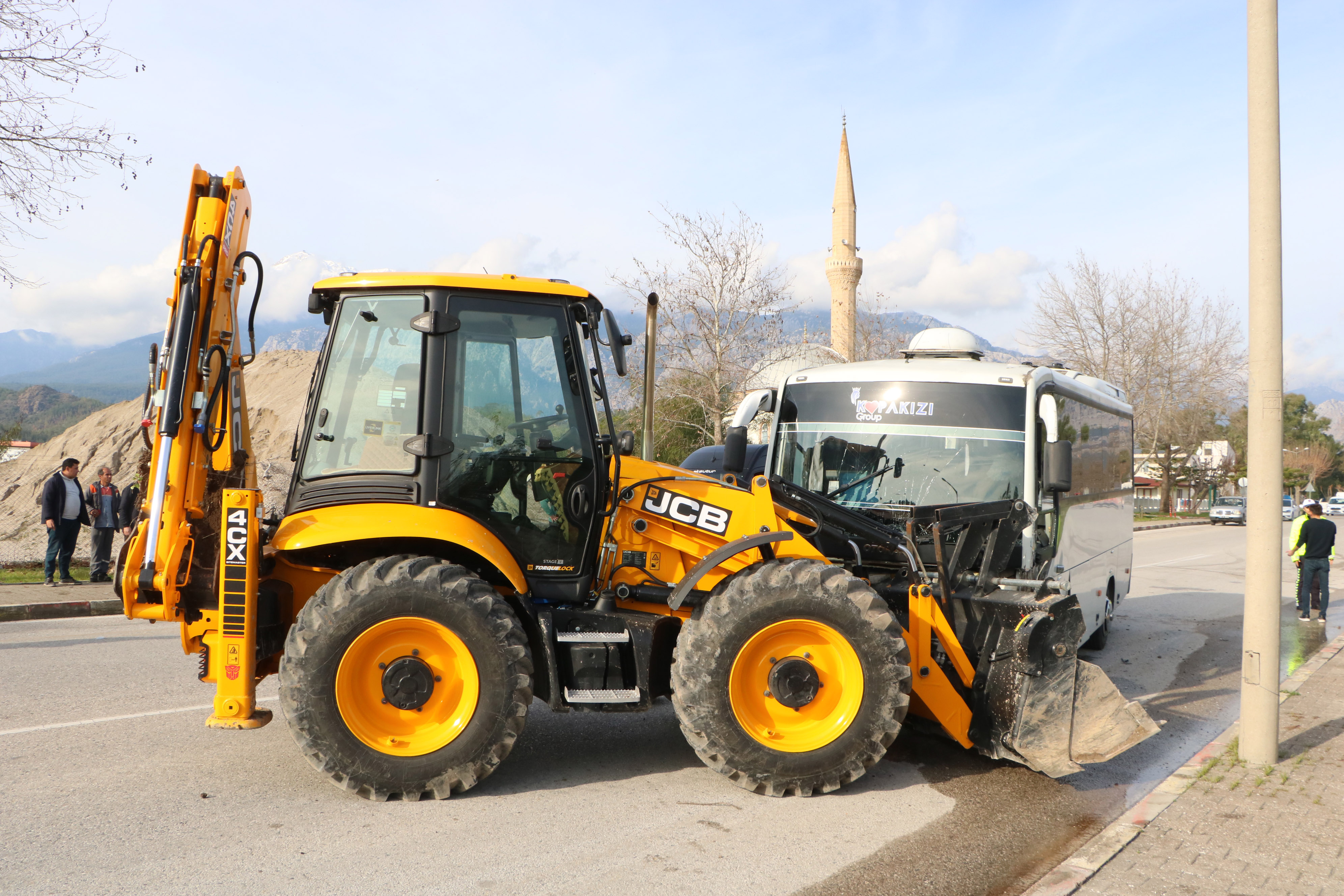 Midibüs ile iş makinesi çarpıştı; 15'i çocuk, 23 yaralı