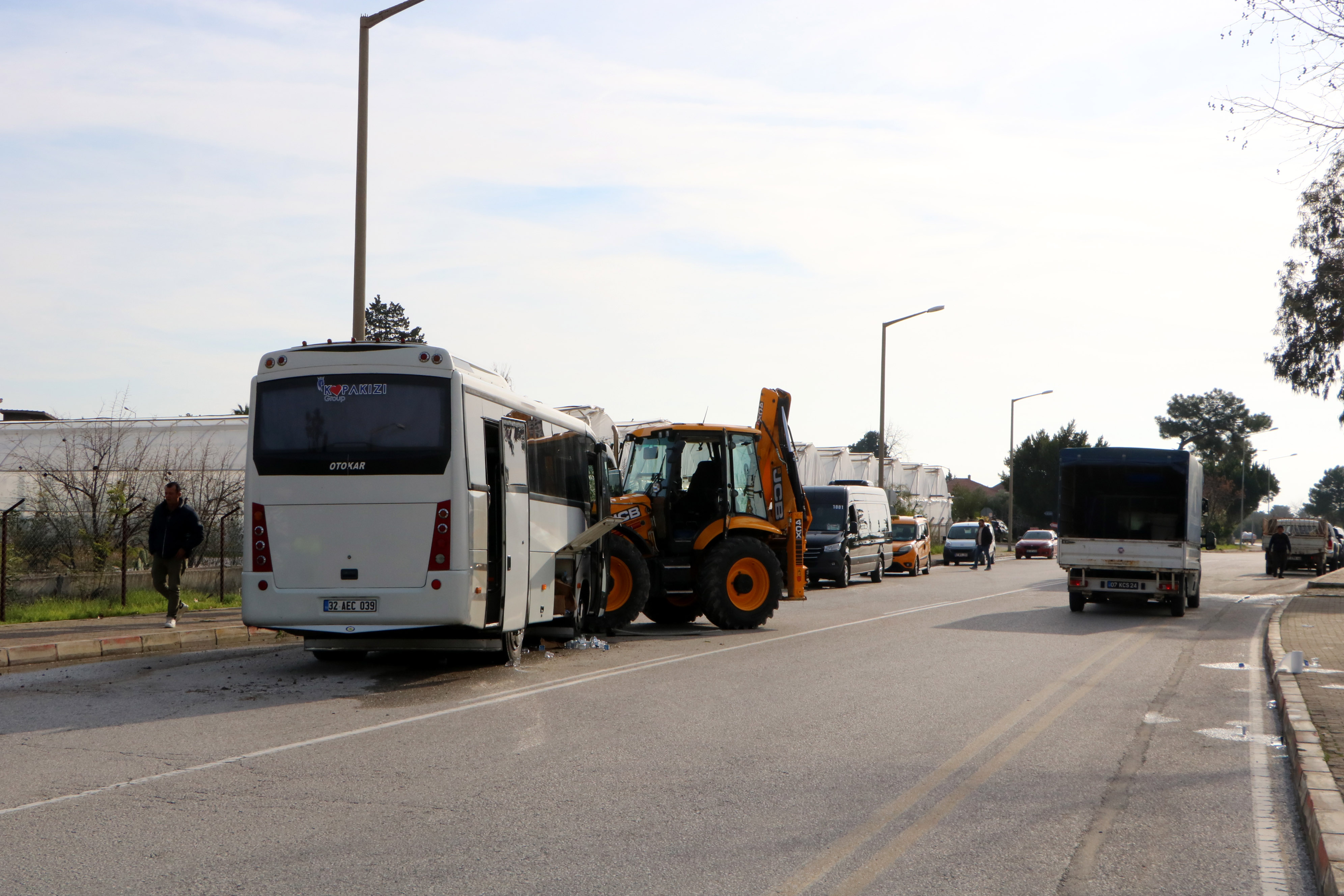 Midibüs ile iş makinesi çarpıştı; 15'i çocuk, 23 yaralı