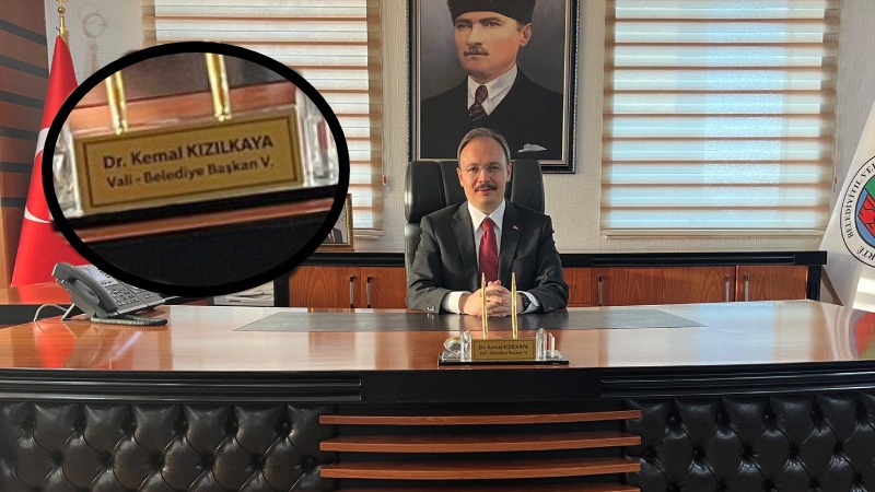 Siirt kayyımının ilk icraatı: Makamda fotoğraf çektirdi, 'isimliği' dikkat çekti