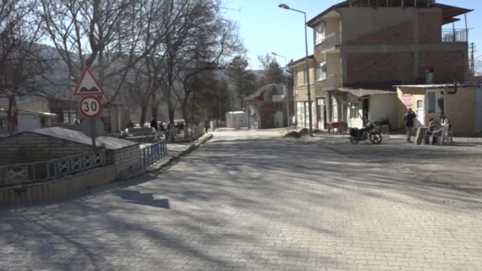 Doğanşehir'de deprem konutlarına tepki: Tütün tarlalarımıza uzak, hayvanlarımız için ağıl yok