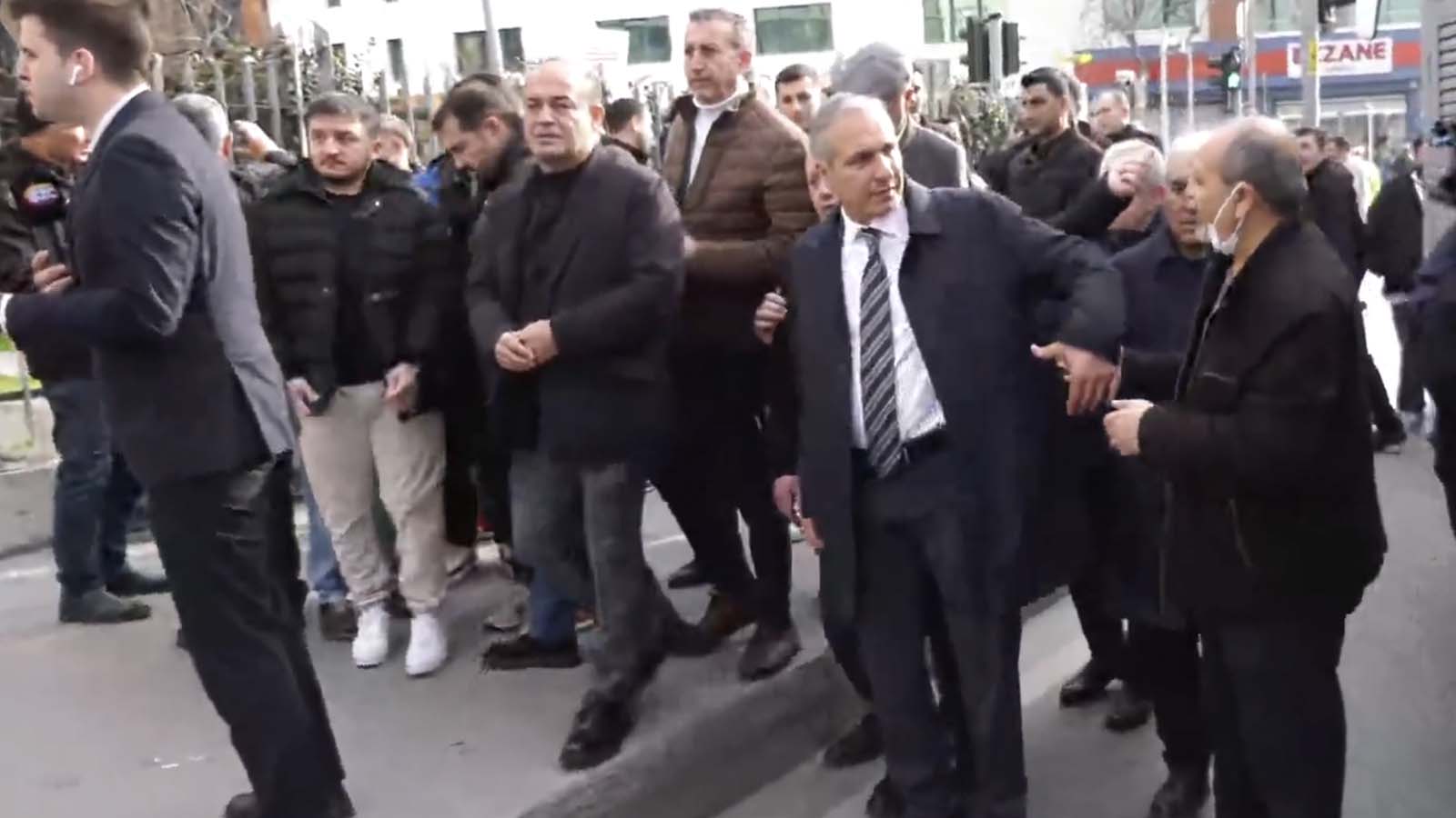 Çağlayan’da tansiyon yükseldi;  CHP Genel Başkan Yardımcısı Karabat: TOMA’yı buraya çektiler "Geçemezsiniz" diyor, biz de burada duracağız!