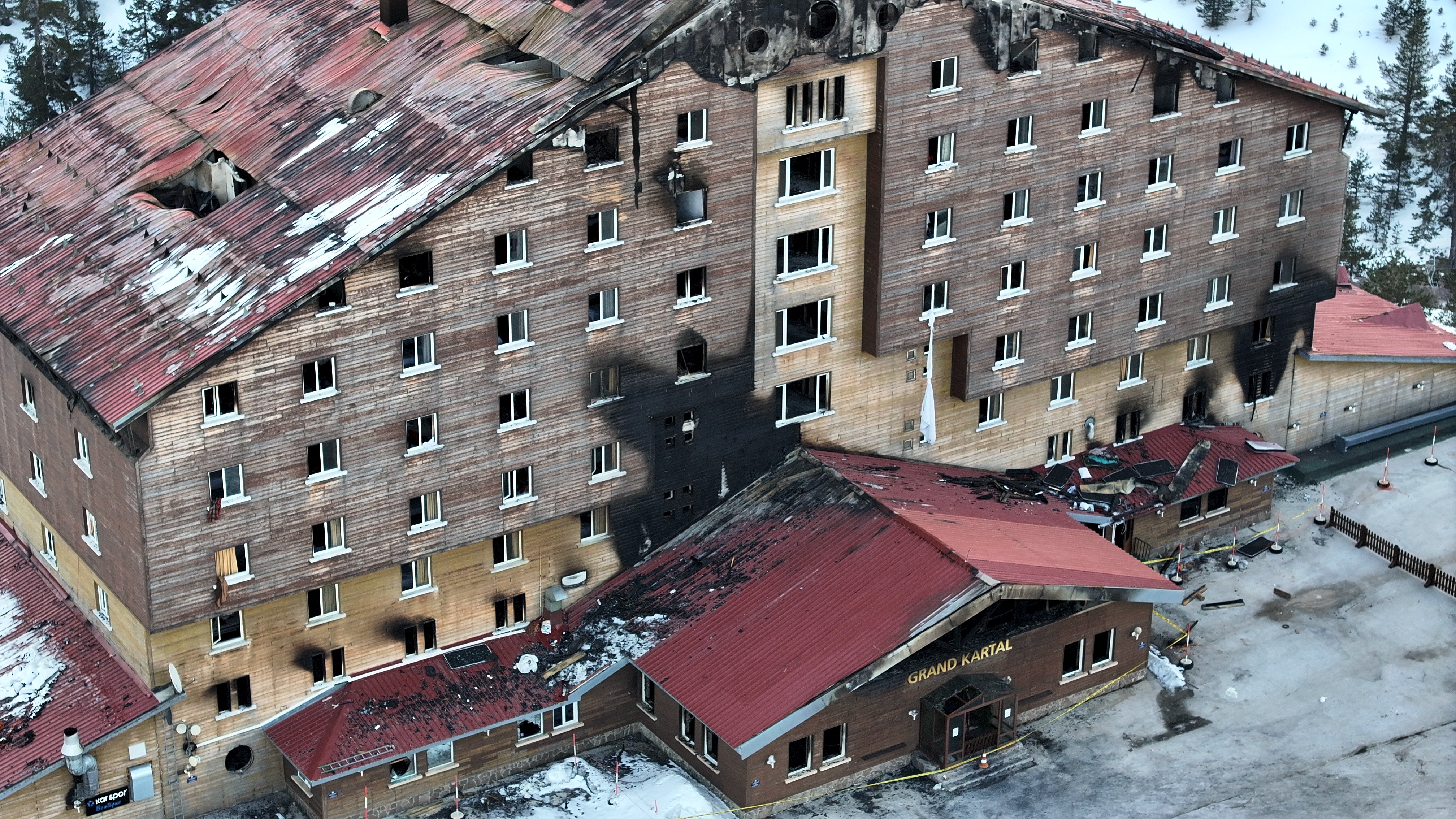 T24'ün edindiği bilgiye göre, otelin tahliye çıkışları, yangın alarmı ve duman kontrol sistemi yetersiz çıktı. İlk müdahale 1 saat 15 dakika sonra gerçekleşti, yangın 11 saatte söndürüldü.