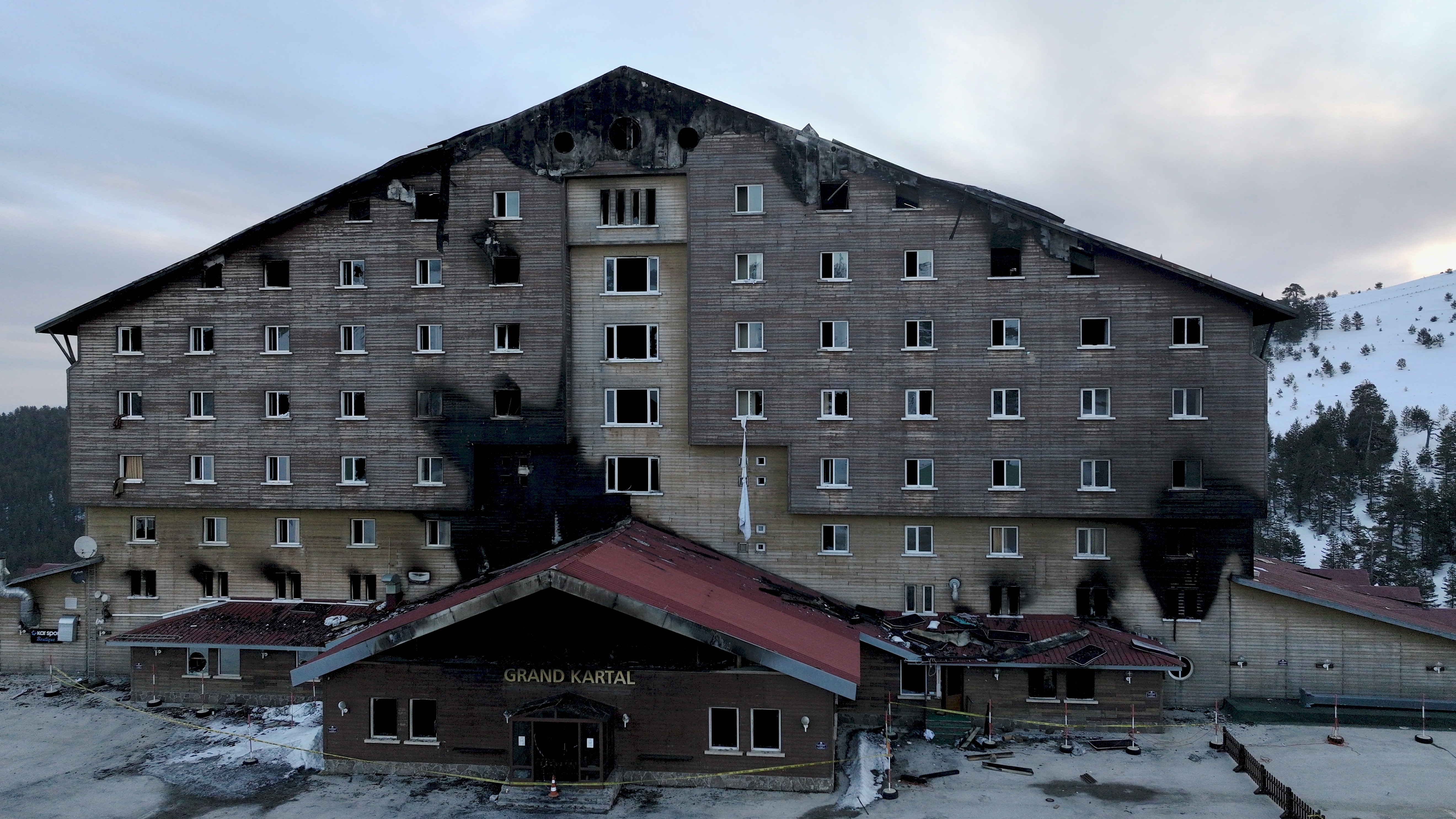 Ölümlerin çoğu karbonmonoksit zehirlenmesinden kaynaklandı. Ölenlerin arasında camdan atlayarak kurtulmaya çalışanlar da yer aldı.