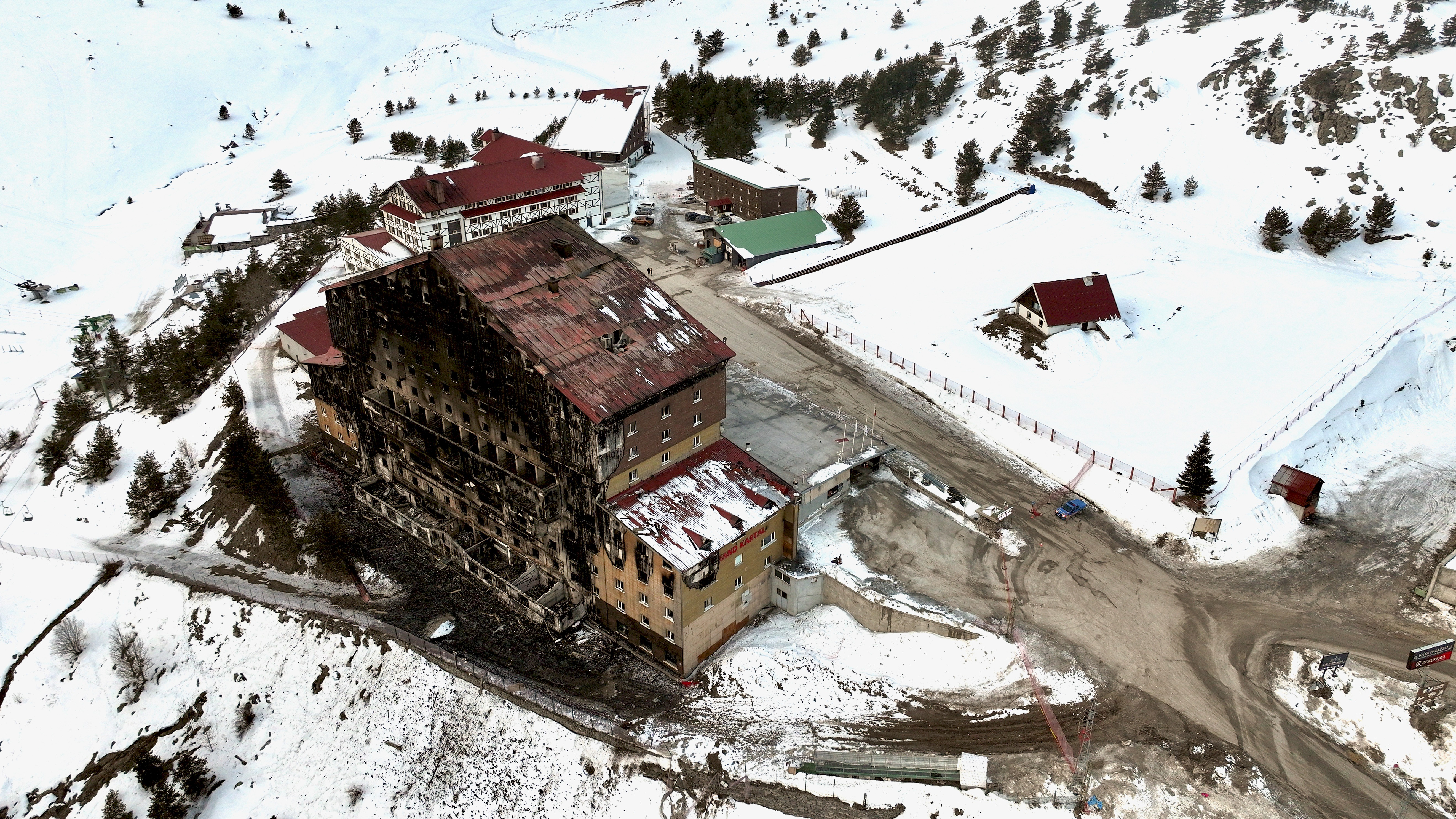 İş güvenliği uzmanı E.K. ile otelin 78 yaşındaki mimarı Ali B. de serbest bırakıldı. Ayrıca Ergül'ün diğer oteli Gazelle Resort & Spa Otel Müdürü Ahmet Demir ve 6 kişi daha tutukland