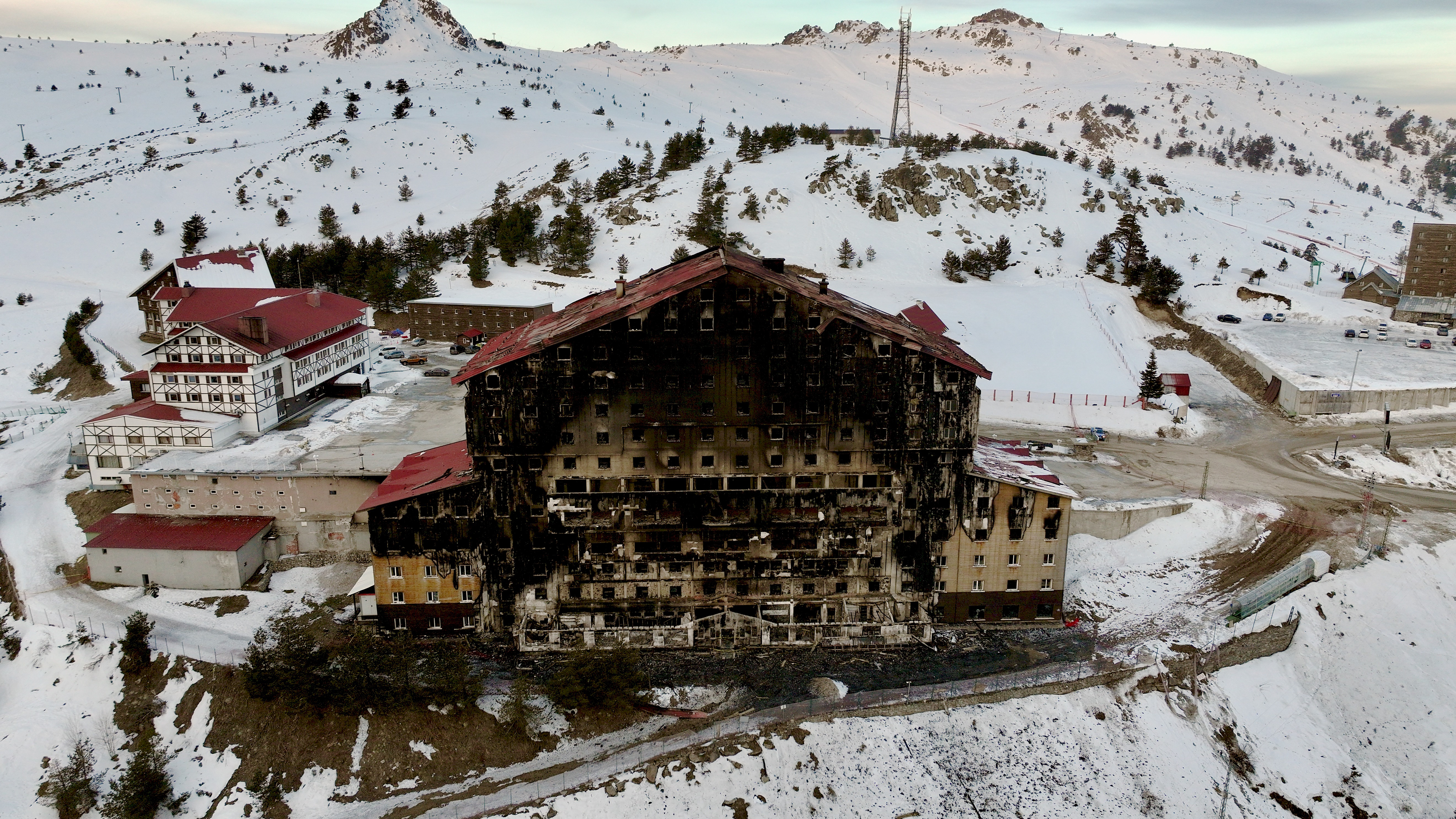 Elde edilen ilk bulgulara göre, yangın restorandaki mutfakta başladı. Bina içinde bulunan yangın merdiveni, yayılan dumanı bir baca görevi görerek üst katlara taşıdı.