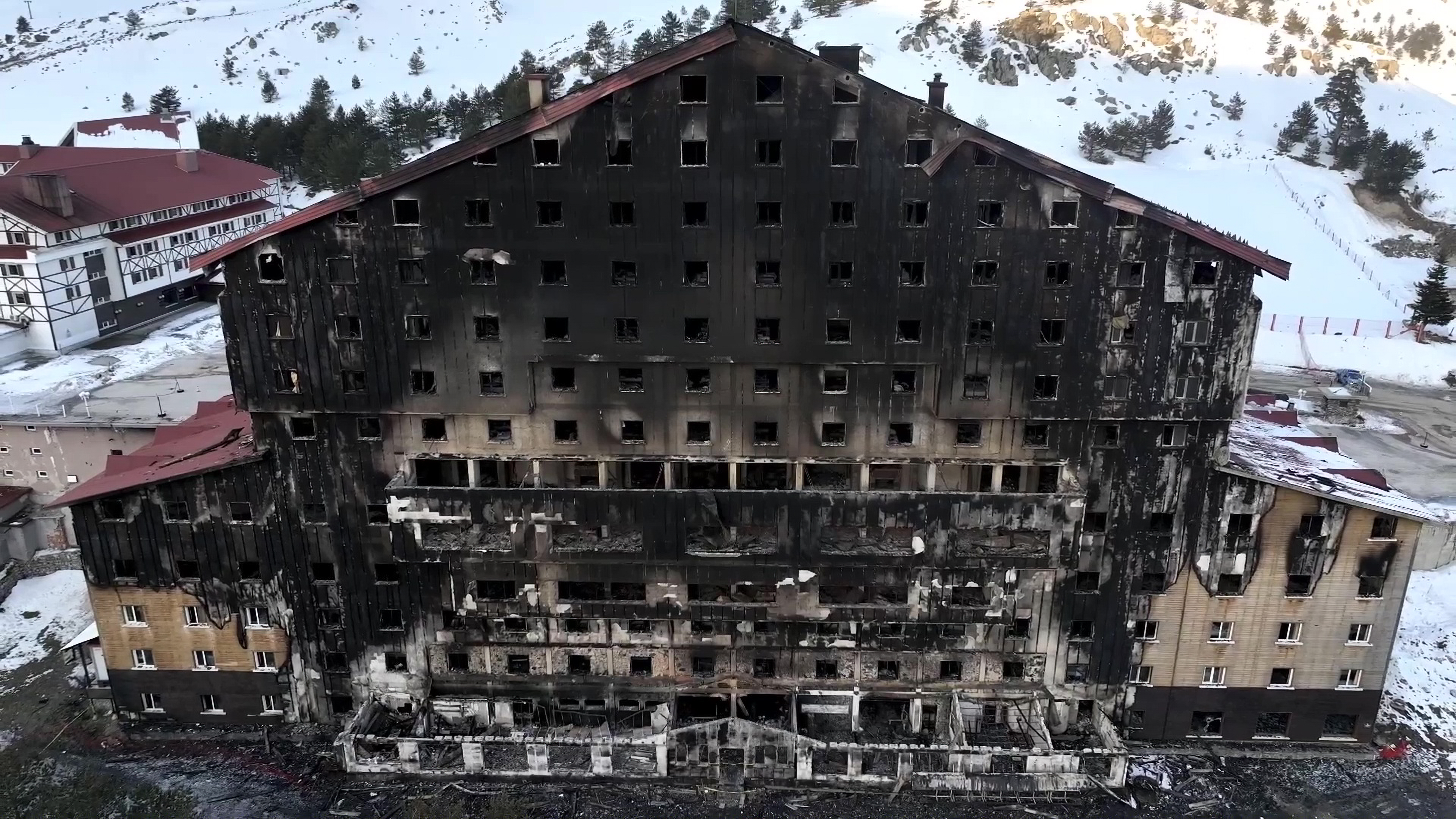 Türkiye'nin en önemli kış turizmi merkezlerinden biri olan Bolu Kartalkaya Kayak Merkezi'ndeki Grand Kartal Otel'de, 21 Ocak'ta sabaha karşı çıkan yangında çoğu çocuk 78 kişi hayatını kaybetti, 51 kişi yaralandı.
