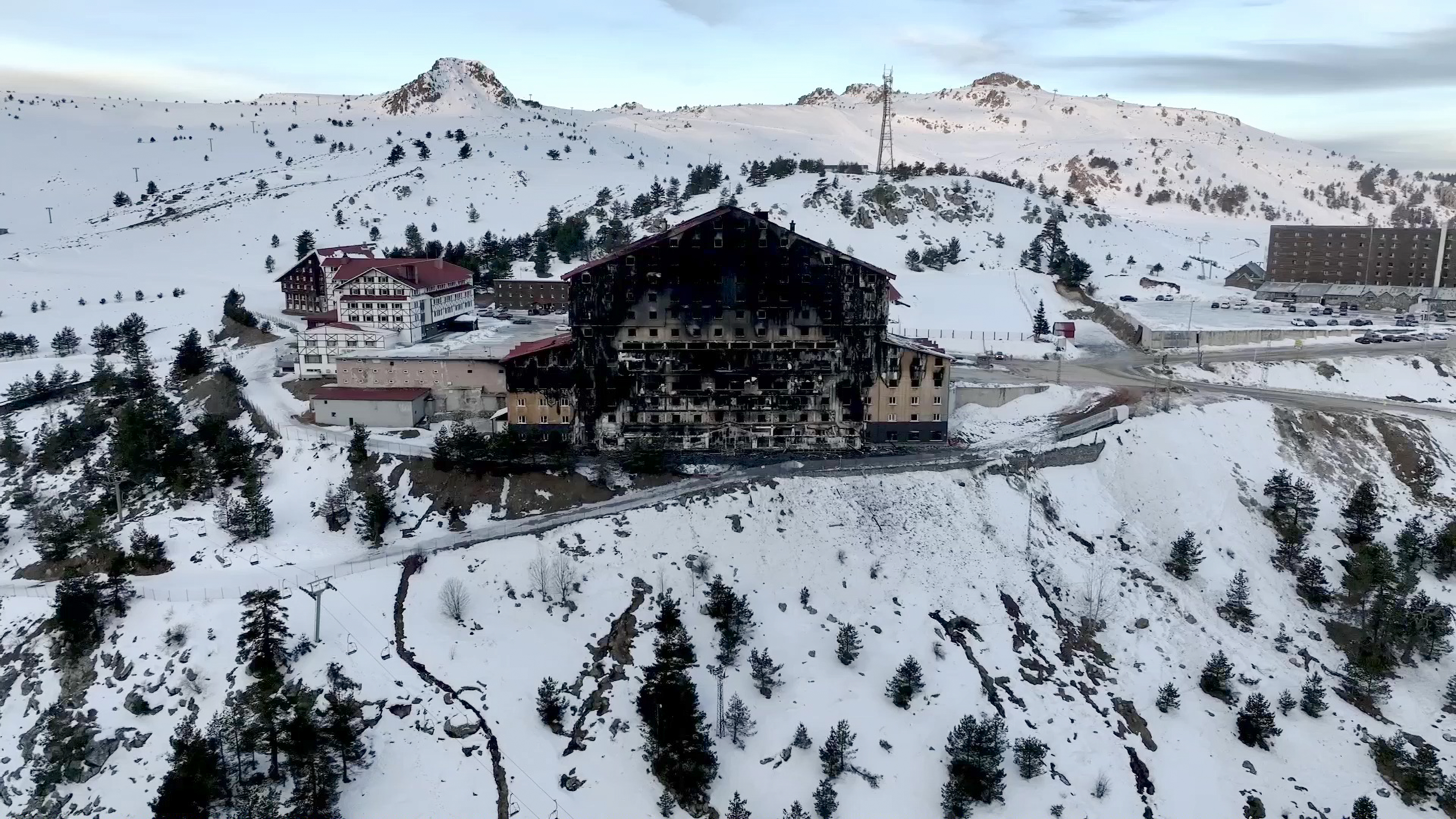 Belediye Başkan Yardımcısı Sedat Gülener, İtfaiye Müdür Vekili Kenan Coşkun, itfaiye personeli İrfan Acar, otel sahibi Halit Ergül, otel müdürü Zeki Yılmaz, otelin muhasebe müdürü Kadir Özdemir, aşçı Faysal Yaver, elektrikçi Hüseyin Özer ve mutfak çalışanları Yusuf Karahanlı, Fidan Kurç ile Mehmet Gündüz tutuklandı.
