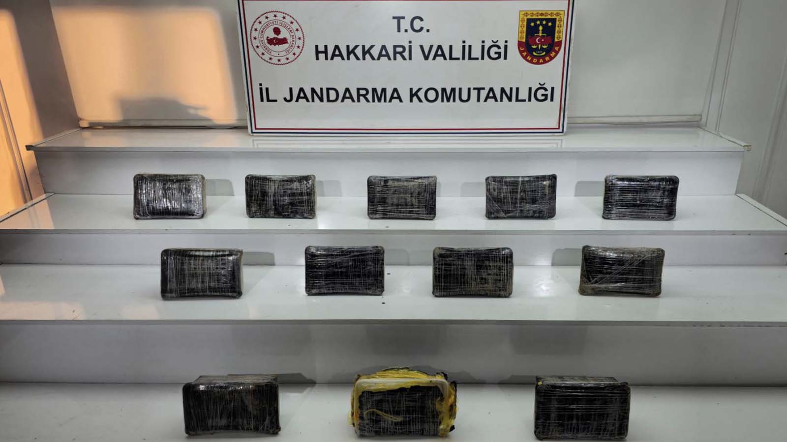 Hakkari'de minibüste 15 kilo 500 gram uyuşturucu ele geçirildi
