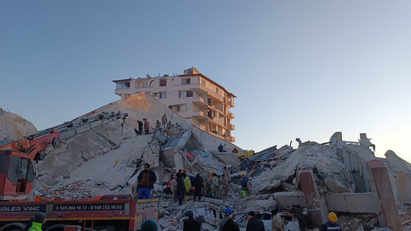 69 kişinin hayatını kaybettiği sitenin davasında 3 sanığa yakalama kararı