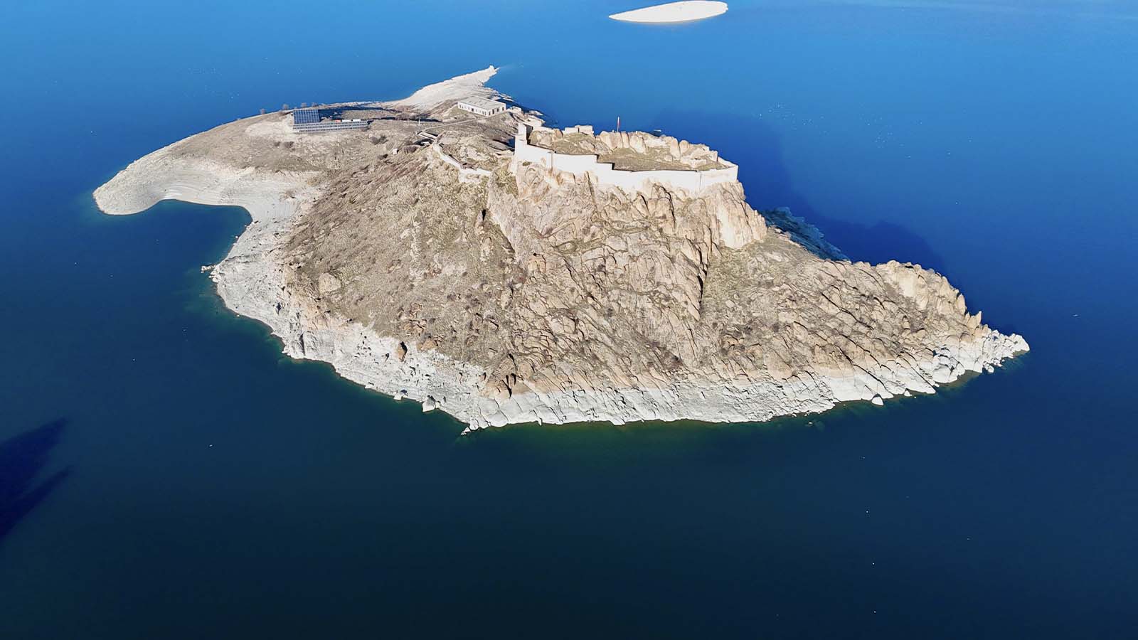 Sular çekildi, ada görünümlü 2 bin 800 yıllık Pertek Kalesi’nin nizamiyesi ortaya çıktı