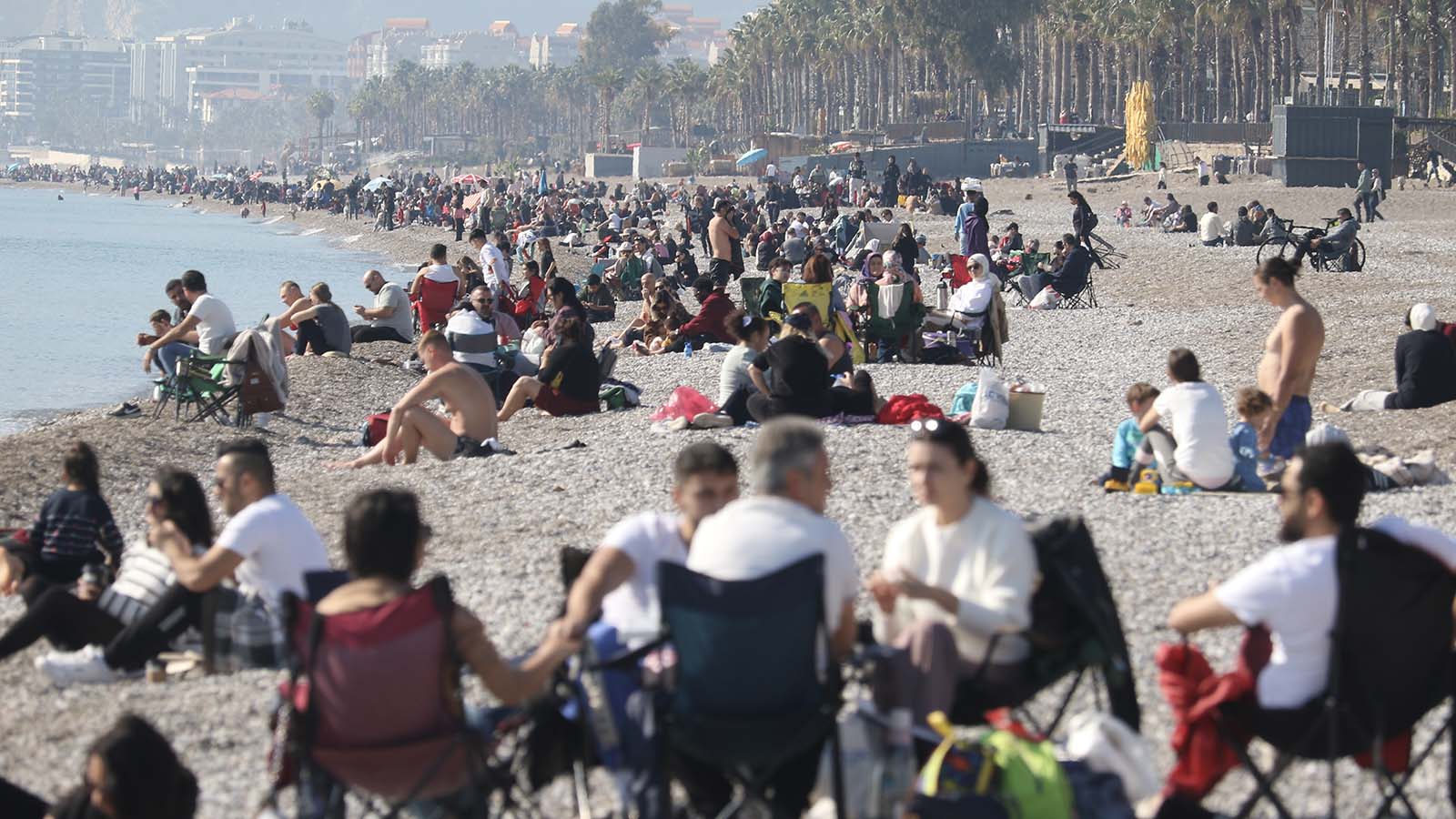 Antalya'da tatilin son gününde sahilde yoğunluk oluştu: Vatandaşlar, Konyaaltı Sahili'ne akın etti