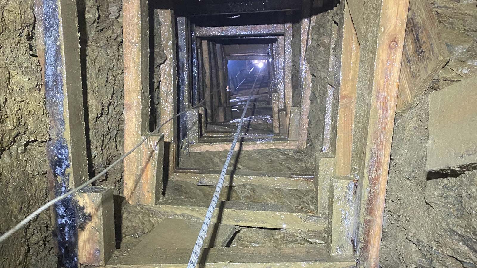Kaçak kazı şüphelileri binanın altına tünel inşa edip, elektrik hattı döşemiş