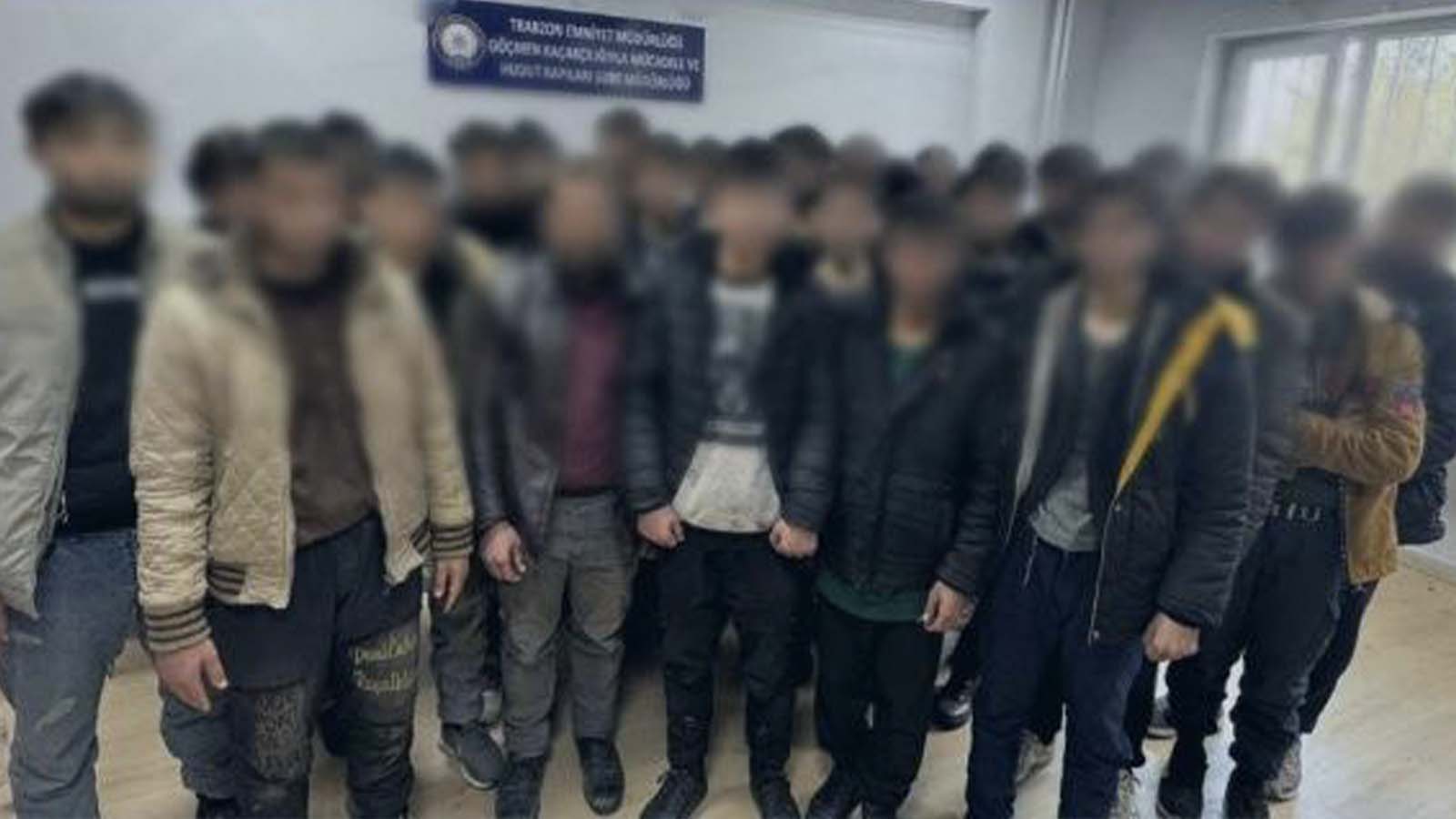 Otobüsteki gizli bölmeden 26 kaçak göçmen çıktı