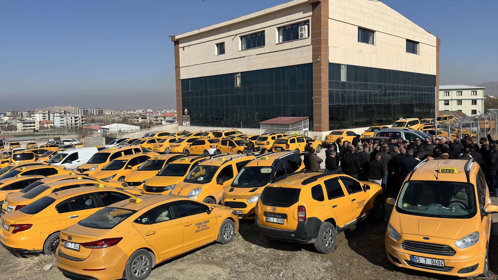 Vanlı taksiciler kontak kapattı:  Kamera sistemini 45 bin liradan dayatmaya çalışıyorlar