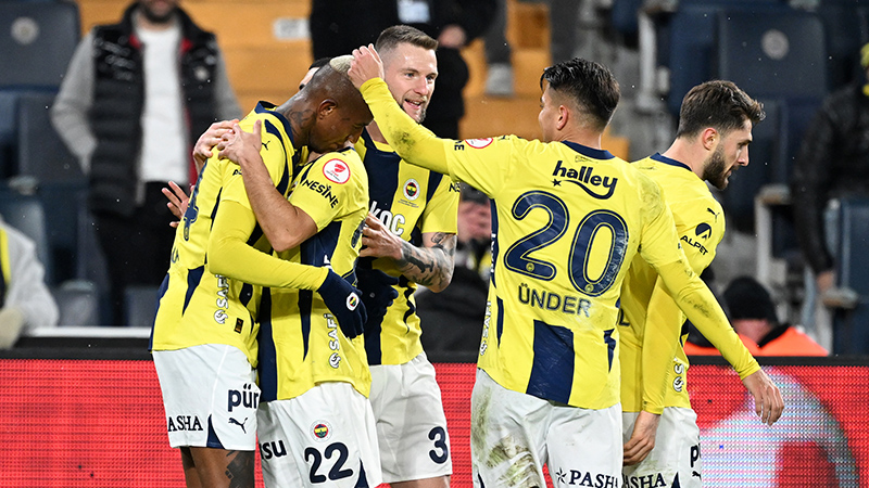 Fenerbahçe kupada farka koştu; sakatlıklar maça damga vurdu