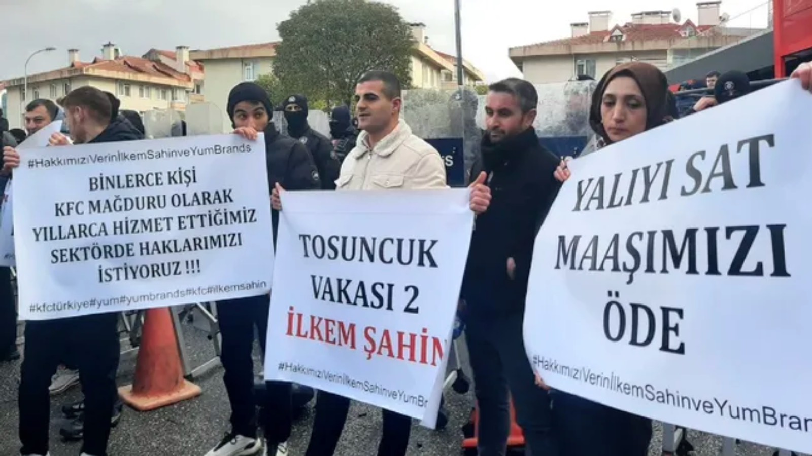KFC Türkiye ve Pizza Hut işçileri eylemde: "Yalıyı sat, maaşımızı öde"