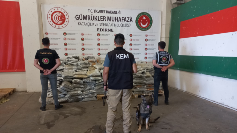 Bakanlığın dedektör köpekleri, 4,1 ton uyuşturucu ele geçirildi