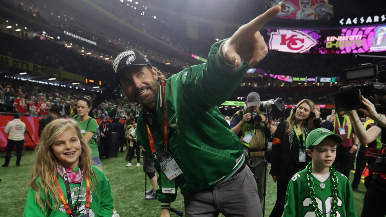 Taylor Swift, Jay-Z, Adam Sandler, Paul Rudd ve Bradley Cooper gibi oyuncular, koçlar ve binlerce taraftar Super Bowl  LIX'i Caesars Superdome'da izledi.