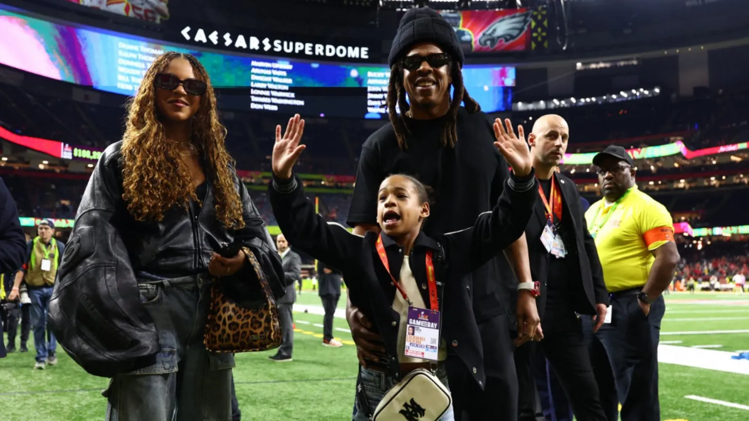 Beyoncé bu yılki Süper Bowl'da görünmese de kızları Blue Ivy ve Rumi, babaları Jay-Z ile birlikte etkinlikte yerini aldı.