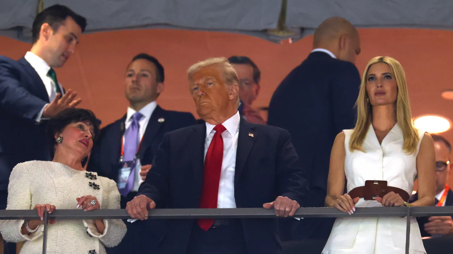 Donald Trump, Süper Bowl'a katılan ilk ABD başkanı oldu.