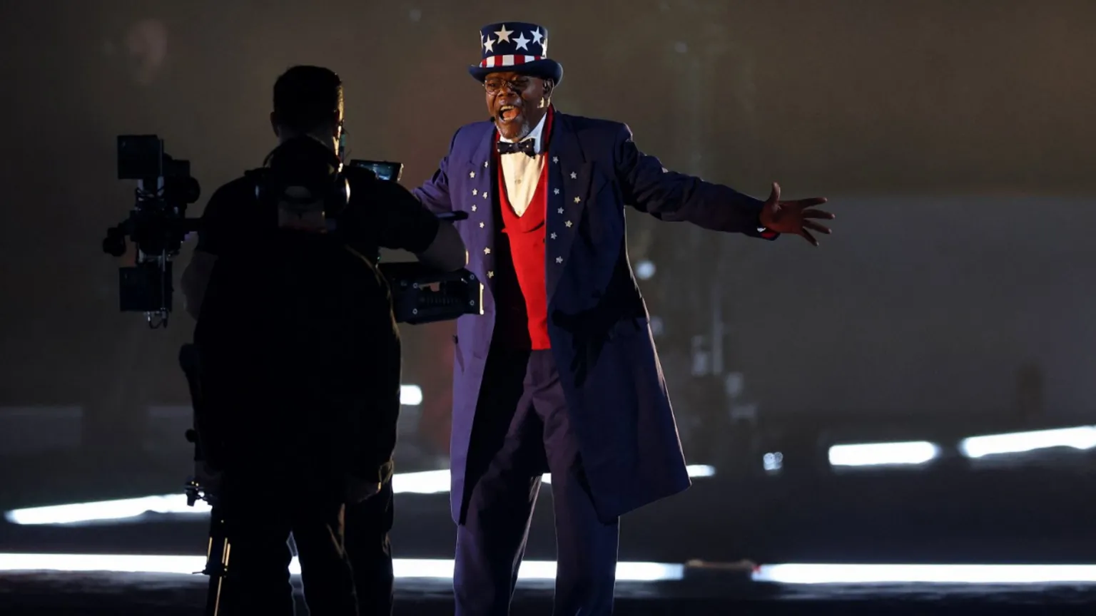 Devre arası gösterisi Samuel L Jackson'ın Sam Amca kostümüyle başladı
