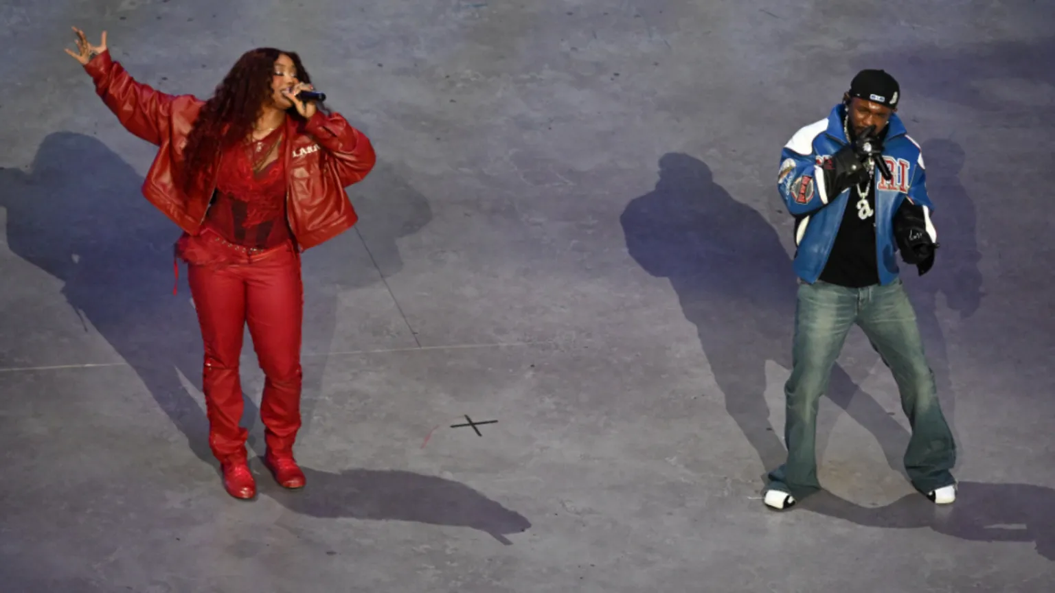 Devre arası gösterisinde Kendrick Lamar, R&B şarkıcısı SZA ile birlikte listelerde büyük hit olan Luther'i seslendirdi