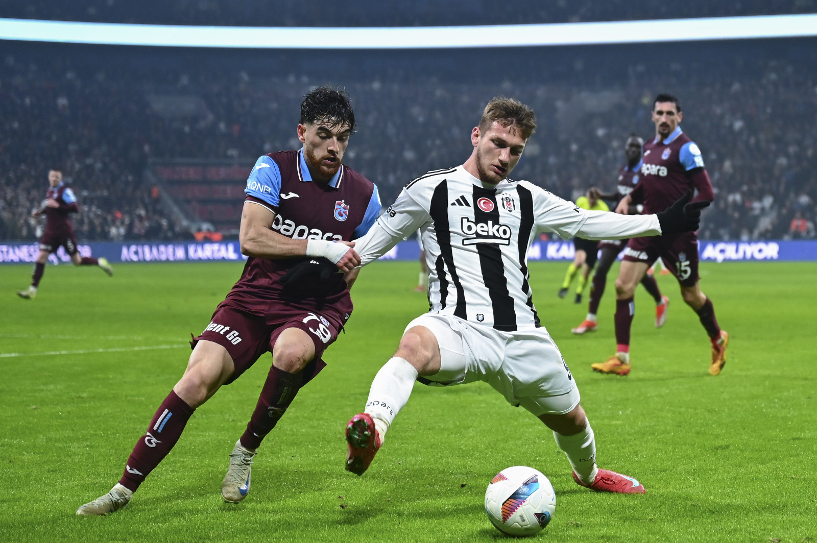 Ömer Üründül: Beşiktaş, maça ön alan baskısı ile tempolu başladı. Oyunu sürekli karşı alana yıktılar. Fakat hiç ummadıkları bir anda Rafa Silva'nın büyük hatasıyla skor dezavantajına düştüler. Bu şok gol, Beşiktaş'ı biraz durağan hale getirdi. Bunda en önemli etken de Trabzonspor'un direncinin artmasıydı. Yine topa sahip olan Beşiktaş'tı. Ama devrenin sonlarına doğru Cham, Trabzon adına çok net ikinci golü kaçırdı. Beşiktaş, ikinci devreye ilk yarının başı gibi önde baskı ile başladı. Tempoyu daha artırınca Trabzon kendi sahasına hapsoldu. Beşiktaş'ın bu baskısını kıracak pas alışverişleri hücuma çıkışları yapılamayınca Rafa Silva'nın usta golüyle önce skora denge geldi. Sonra da Beşiktaş bir şans golüyle öne geçti. Beklendiği gibi 10 dakika Trabzon bastırdı. Gol de atabilirlerdi. Ama sonuçta Beşiktaş 3 puanı kazandı. Solskjaer bana göre Beşiktaş'a çok faydalı olacak. Takımın sahada bir kimliği vardı. (Sabah)