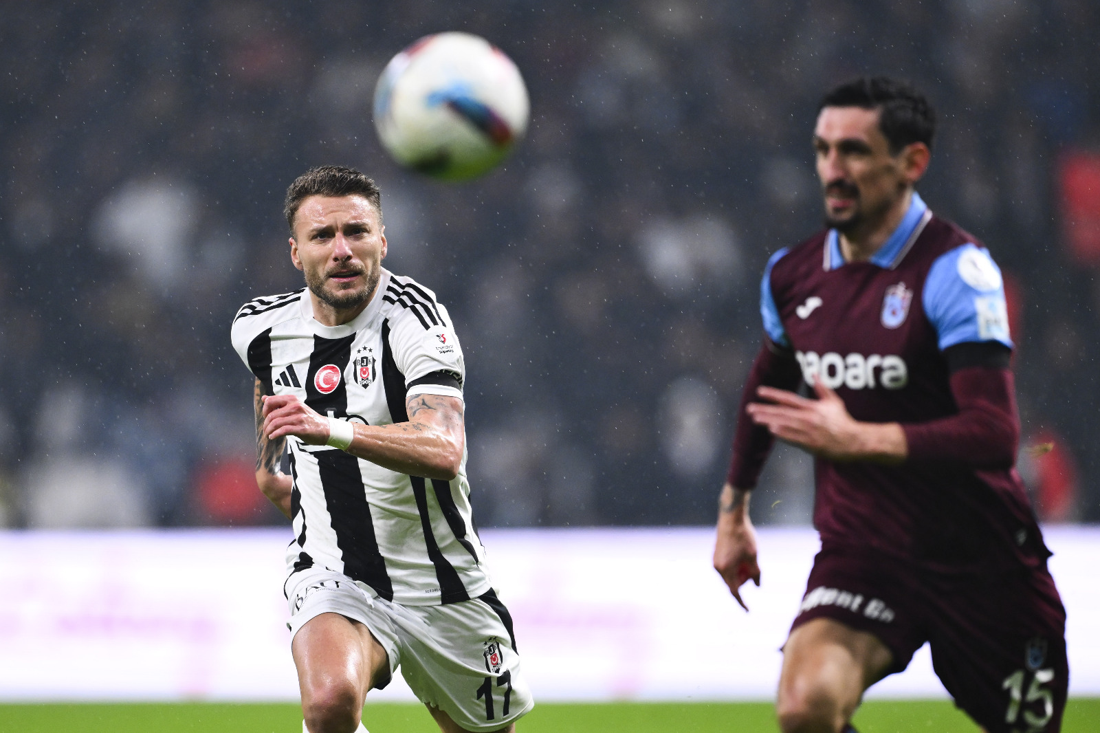 Uğur Meleke: Geçtiğimiz hafta sonu Sivas-Beşiktaş maçı öncesi Norveçli teknik adam Solskjaer, aynen şu sözcükleri söylemişti Bein Sports mikrofonlarına: “Takımımın bu sezon oynadığı 20 kadar maçı izleme ve analiz etme fırsatı buldum. En büyük problem, geriden oyun kurarken çok kolay top kaybı yapmamız. Öncelikle o sorunu çözme adına orta sahada bir anlayış ve personel değişikliğine gittim.” Sivas maçında orta üçlüde Gedson, Oxlade ve Joao Mario’ya görev verdi Solskjaer. Beşiktaş sezonun en doyurucu deplasman oyunlarından birini oynadı orada. Gerçekten de özellikle birinci-ikinci bölge geçişinde pas yüzdesinin yüksekliği dikkat çekti. Aradan bir hafta geçti, teşhisinin doğruluğunun farkında olan Solskjaer, benzer bir kadro seçimiyle çıktı Trabzonspor maçına. Merkezde yine Gedson-Oxlade ikilisine görev verdi, 60’tan sonra Amir devam etti aynı role. Yine pas yüzdesi yüksek, yine üçüncü bölgeye örerek gidebilen bir Beşiktaş izledik. Üçüncü bölgede topu daha çok kanatlara taşıdılar, hücum aksiyonlarının başrollerinde Masuaku ve Rashica vardı genelde. Solskjaer’in teşhisi doğruydu, tedavisi de doğru. Beşiktaş pozitif bir değişim-dönüşüm içinde. (Hürriyet)