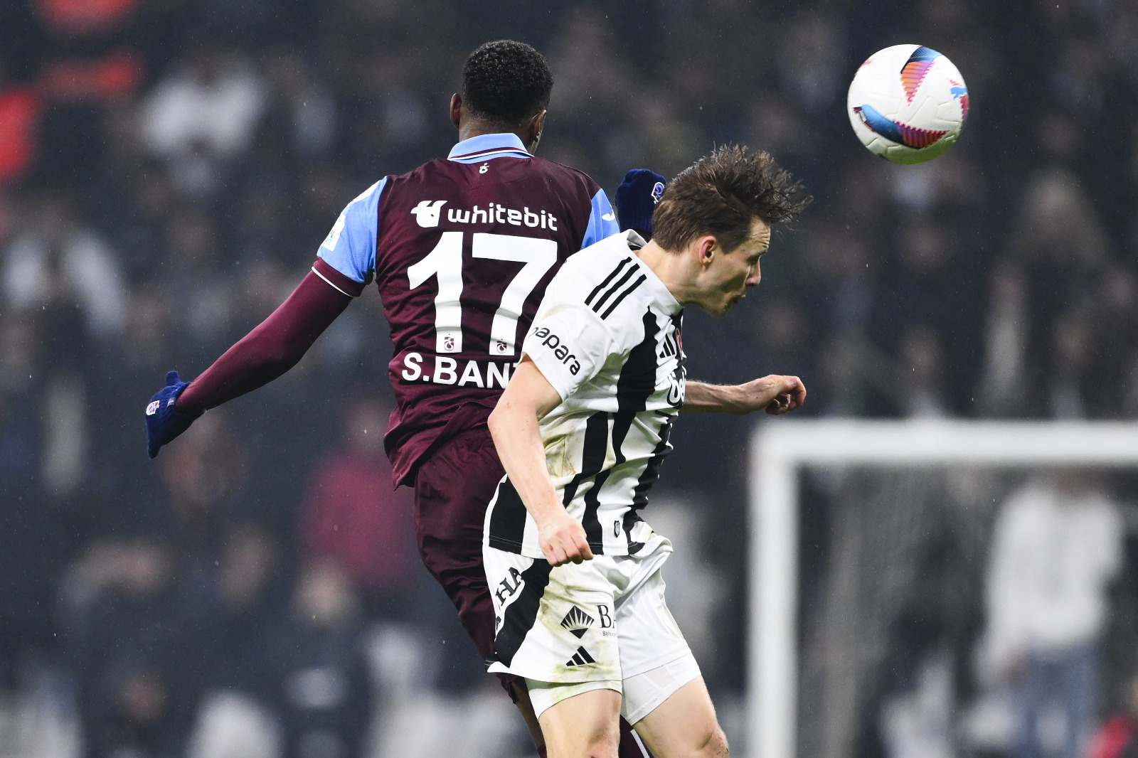  Güntekin Onay: Beşiktaş'ta a son maçlarda Joao Mario’da büyük bir çıkış var. Solskjaer onu daha derinde oyun kurucu olarak kullanıyor ve yüksek teknik kalitesiyle Joao Mario, iyi bir bağlantı oyuncusu rolünü başarılı bir şekilde icra ediyor. Şu an için Beşiktaş’ın en önemli transferi Joao Mario. Solskjaer, Alex Oxlade-Chamberlain’i de kazanmak için çaba sarfediyor. Dün Beşiktaş’ın en iyisi savunmada kusursuz oynayan, her ikili mücadeleyi kazanan Emirhan Topçu idi. Gedson Fernandes, Joao Mario ve Masuaku da takımın öne çıkanlarıydı. Gedson Fernandes gerçekten de çok değerli bir futbolcu. Bu kadar yüksek enerji ve tempoyla oynayan bir oyuncuyu Beşiktaş, satmamalı. (Hürriyet)