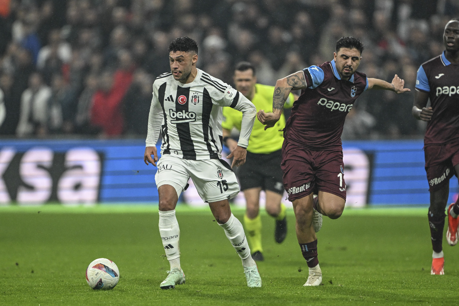 Zeki Uzundurukan: Bu maçın faturası Şenol Güneş'e çıkar! Zubkov'a tonla para verdi Trabzonspor yönetimi! Böyle bir oyuncu 66 dakika kenarda bekler mi Şenol hoca! Beşiktaş'ın yeni teknik direktörü Solskjaer daha cesur futbol oynattı takımına ve kazandı. Trabzonspor, Şenol Güneş yönetiminde deplasmanda bir maçı daha kaybetti. Bordo-mavililer, ayrıca ligde tam 469 gündür derbi kazanamıyor! Beşiktaş'ın muhteşem taraftarını tebrik ederim. Galibiyetle başrol oynadılar. Trabzonspor zirve yarışına havlu attı. Elde sadece Türkiye Kupası kaldı. Ama bu oyunla kupa da hayal! (Fotomaç)