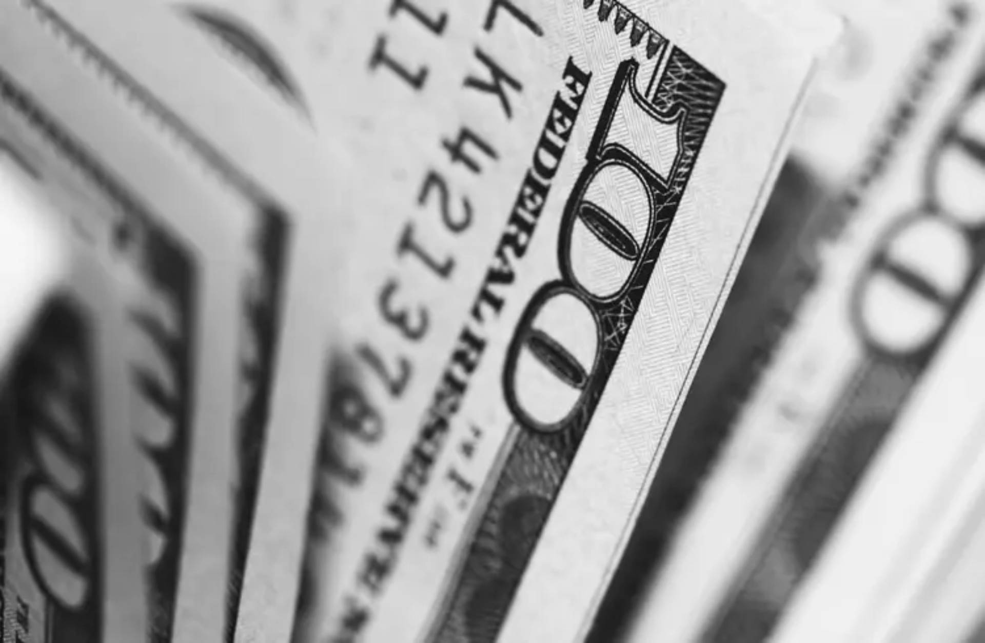Buna göre önceki tahminlerinde üçüncü çeyrek için 1,09 tahmini yapan Morgan Stanley bu tahminini 1,08'e çekti. Dördüncü çeyrek için 1,10 olan tahmin ise 1,08 seviyesine revize edildi. Bloomberg'te yer alan habere göre, bankanın sterlin/dolar tarafında yıl sonu beklentisi de 1,34'ten 1,30'e indirildi.