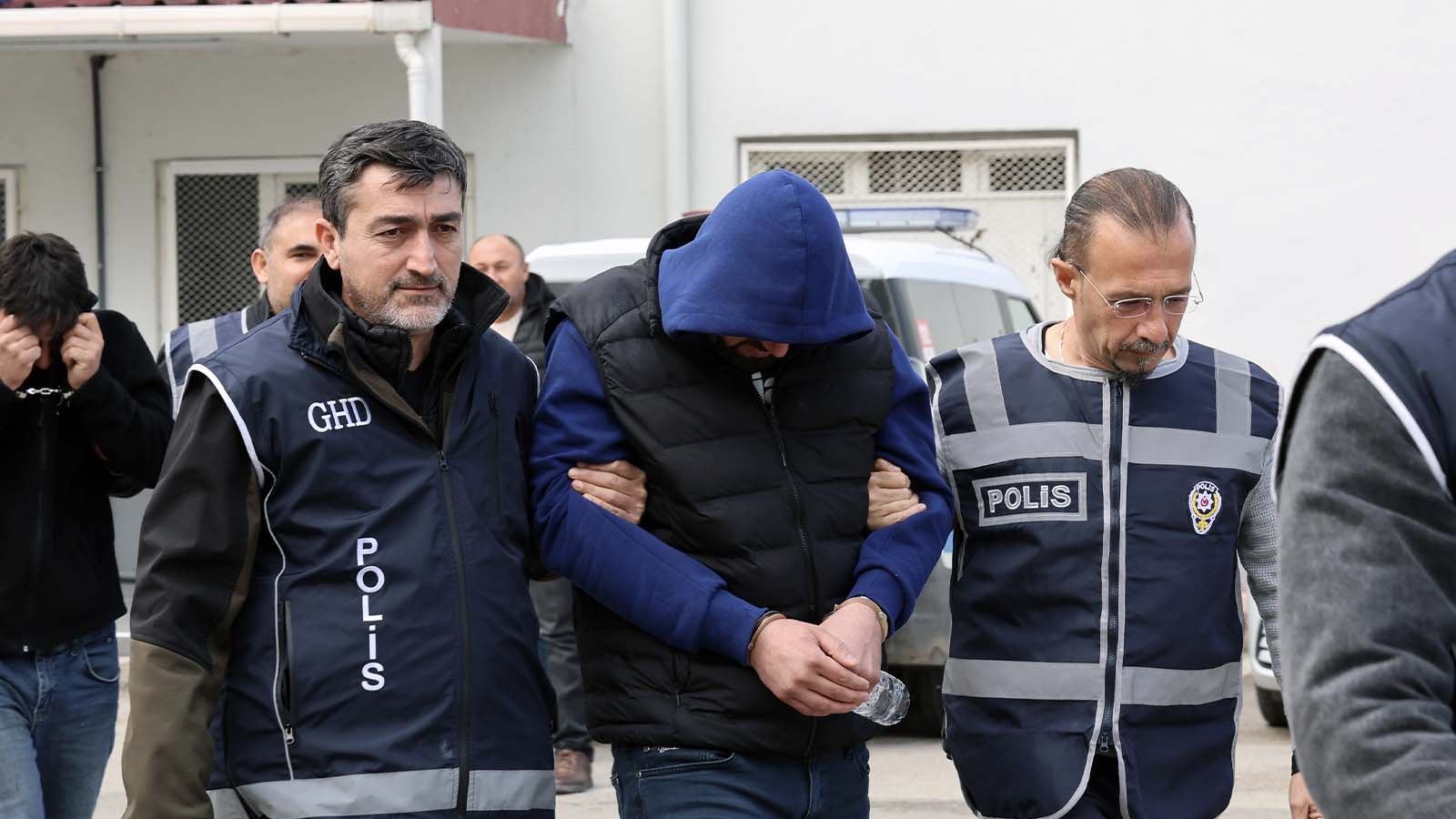 “VIP” minibüslerle kaçak göçmen taşımışlar!