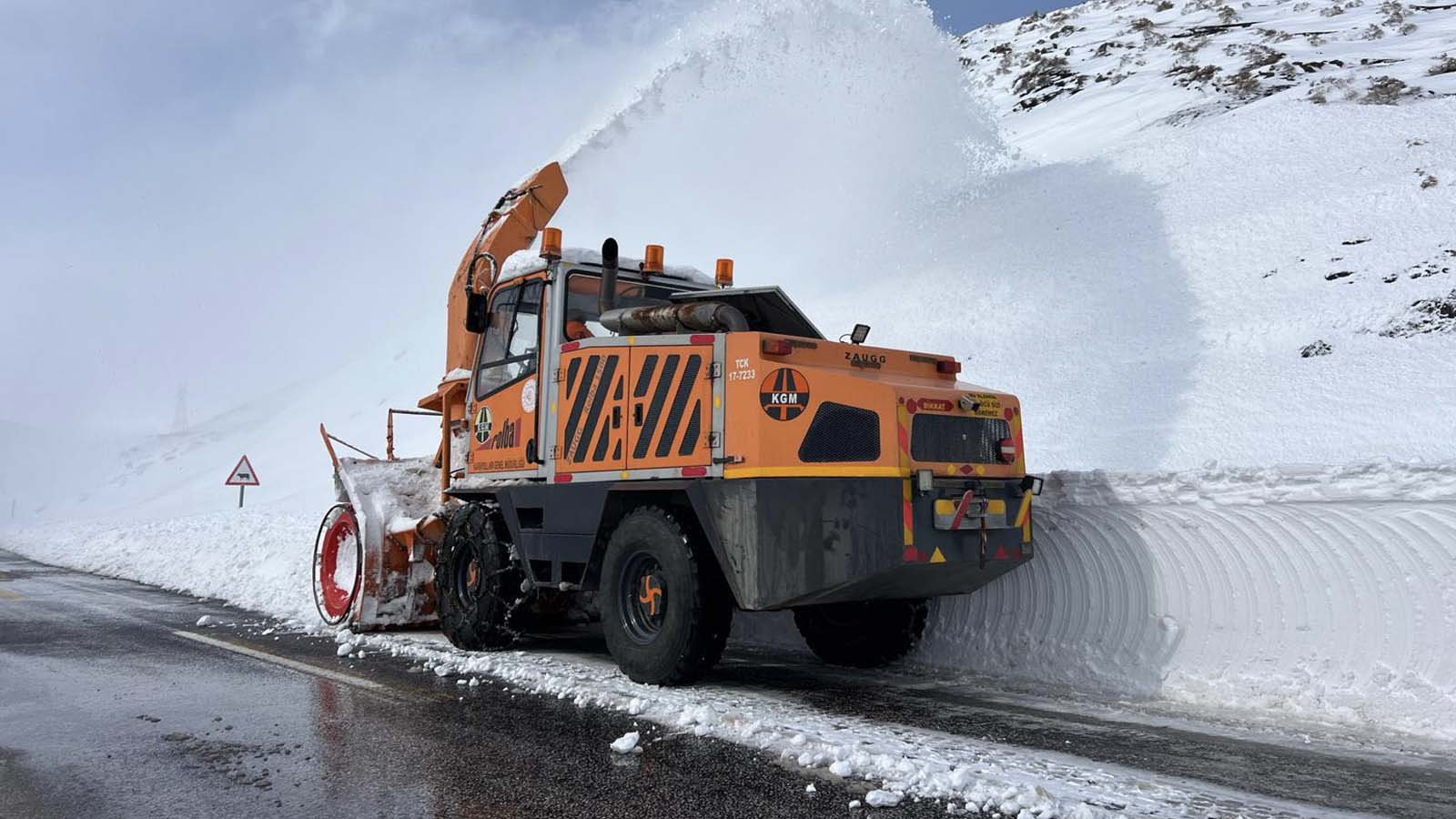 Van'da kapalı 468 yerleşim yolu açıldı: Hakkari'de kar kalınlığı 1,5 metreyi buldu