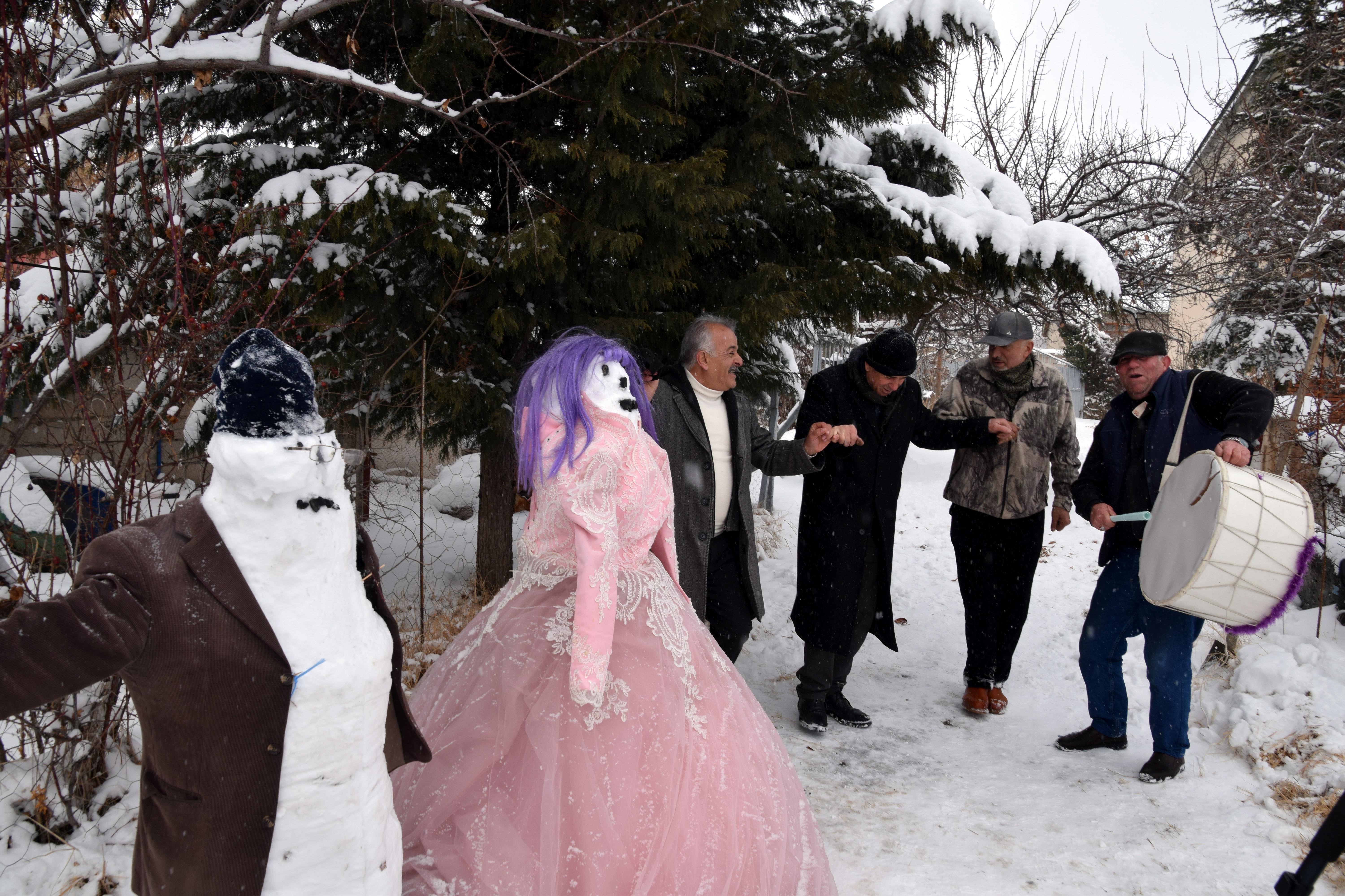 Kardan gelin ve damat yaptılar, halay çekip eğlendiler