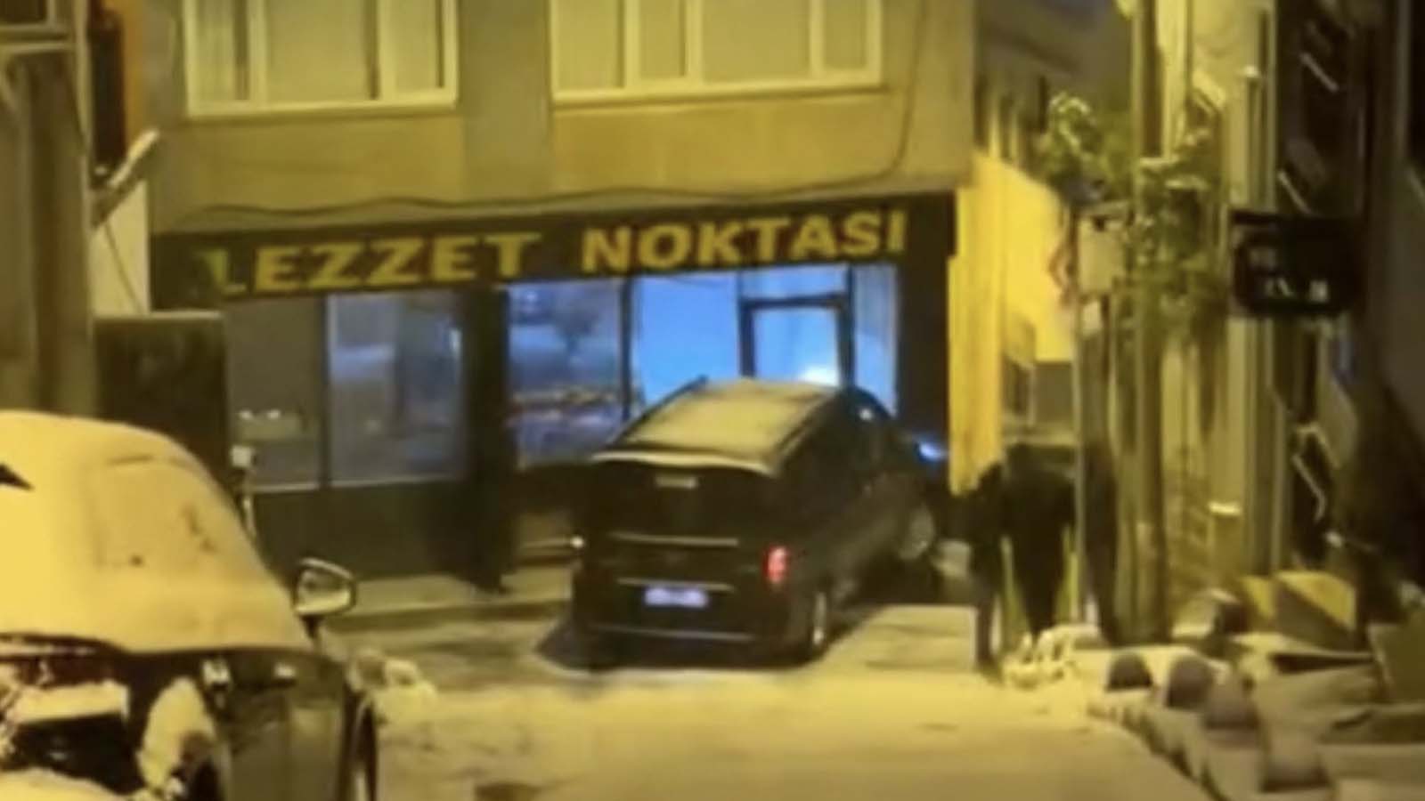 Sürücüsünün hakimiyetini kaybettiği panelvan restorana çarptı!