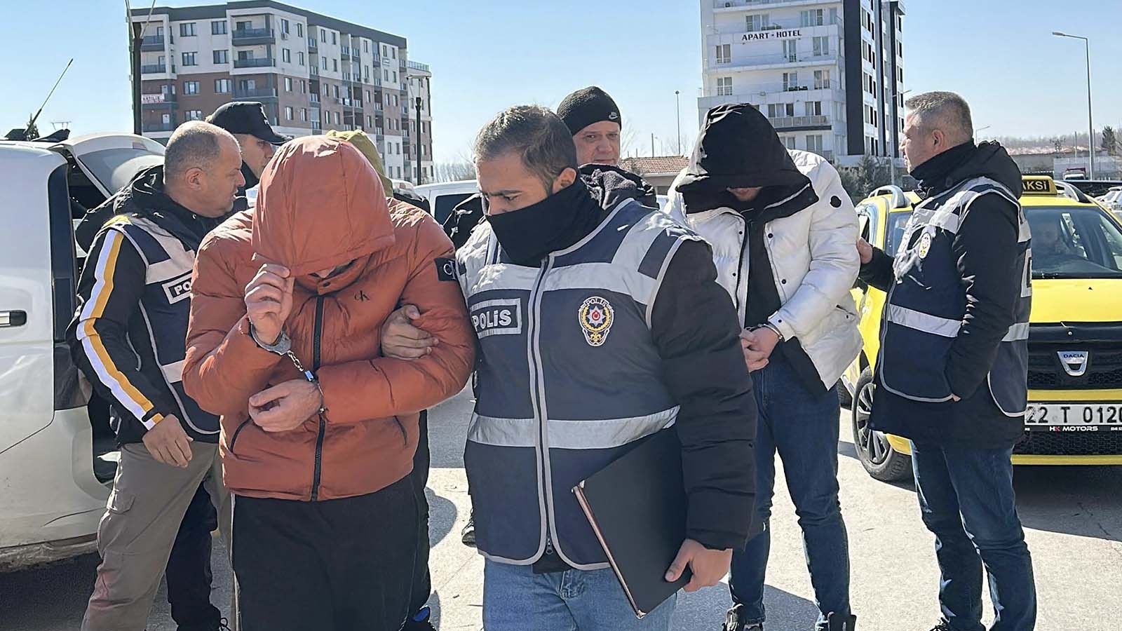 Kuyumcuya sahte altın satmaya çalışan 3 şüpheliye gözaltı