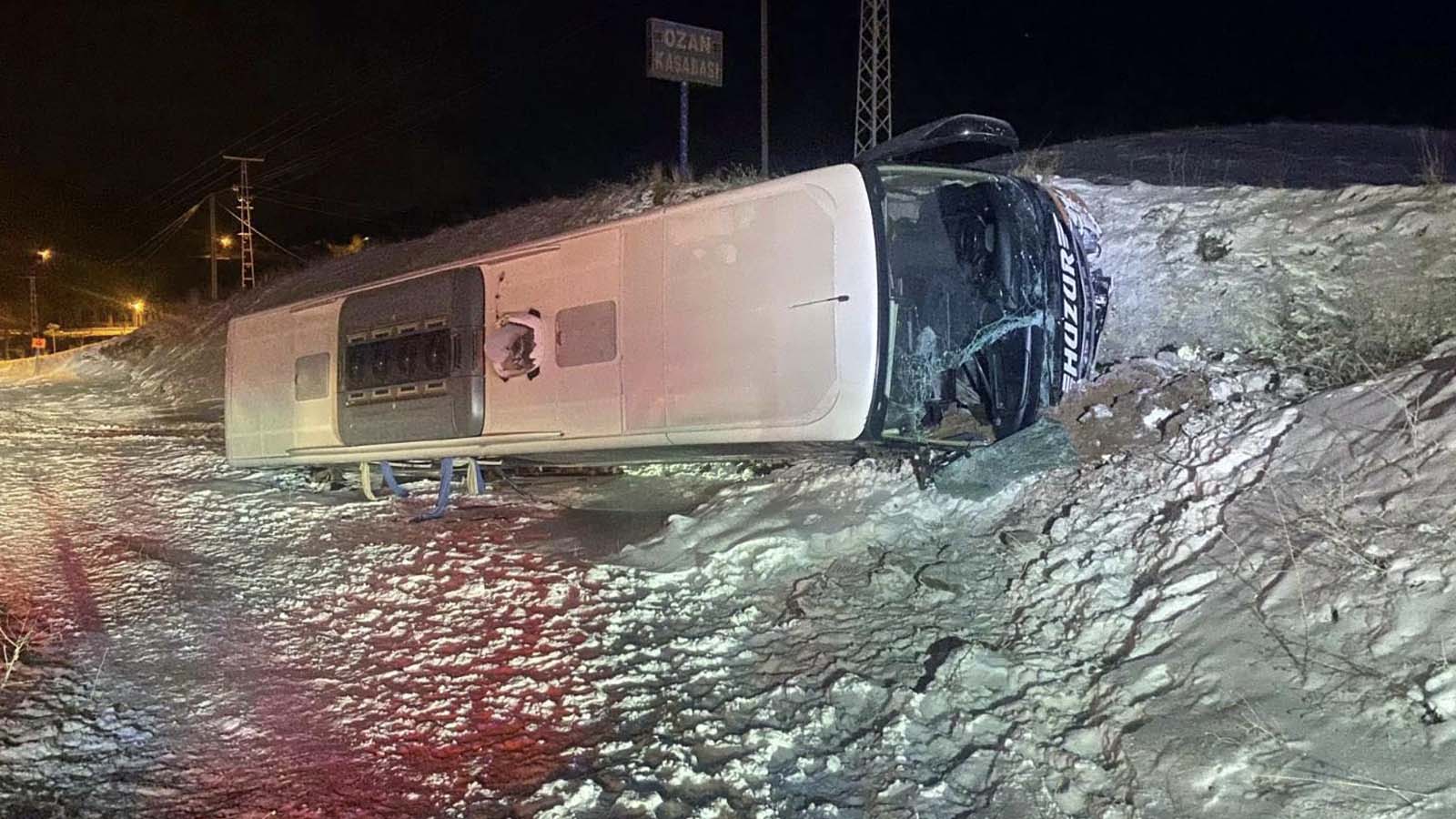 Yozgat'ta yolcu otobüsü şarampole devrildi; 6 yaralı!