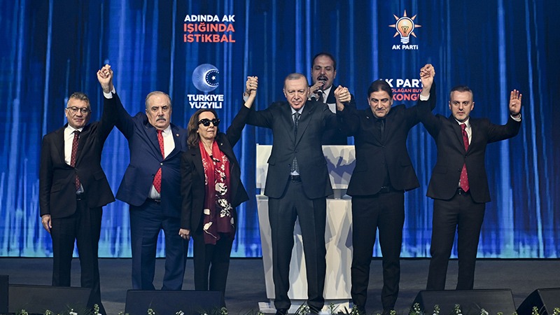 Erdoğan rozetlerini taktı: İyi Parti ve Gelecek Partisi'nden istifa eden üç milletvekili AKP'ye katıldı 