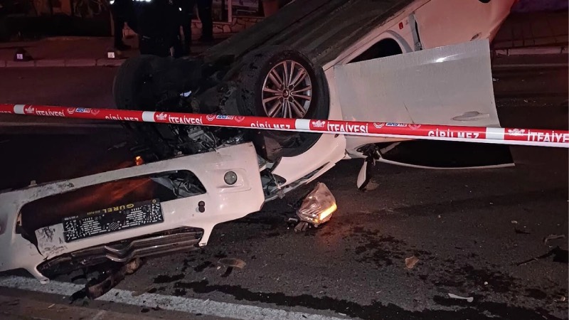 İzmir'de feci kaza; 2 ölü, 2 yaralı