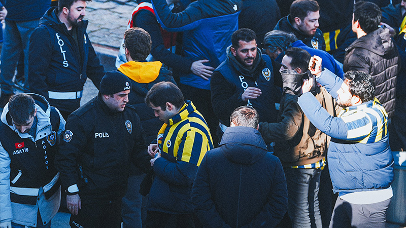 Süper Lig'de dev derbi için geri sayım başladı: Fenerbahçeli taraftarlar statta yerini alıyor