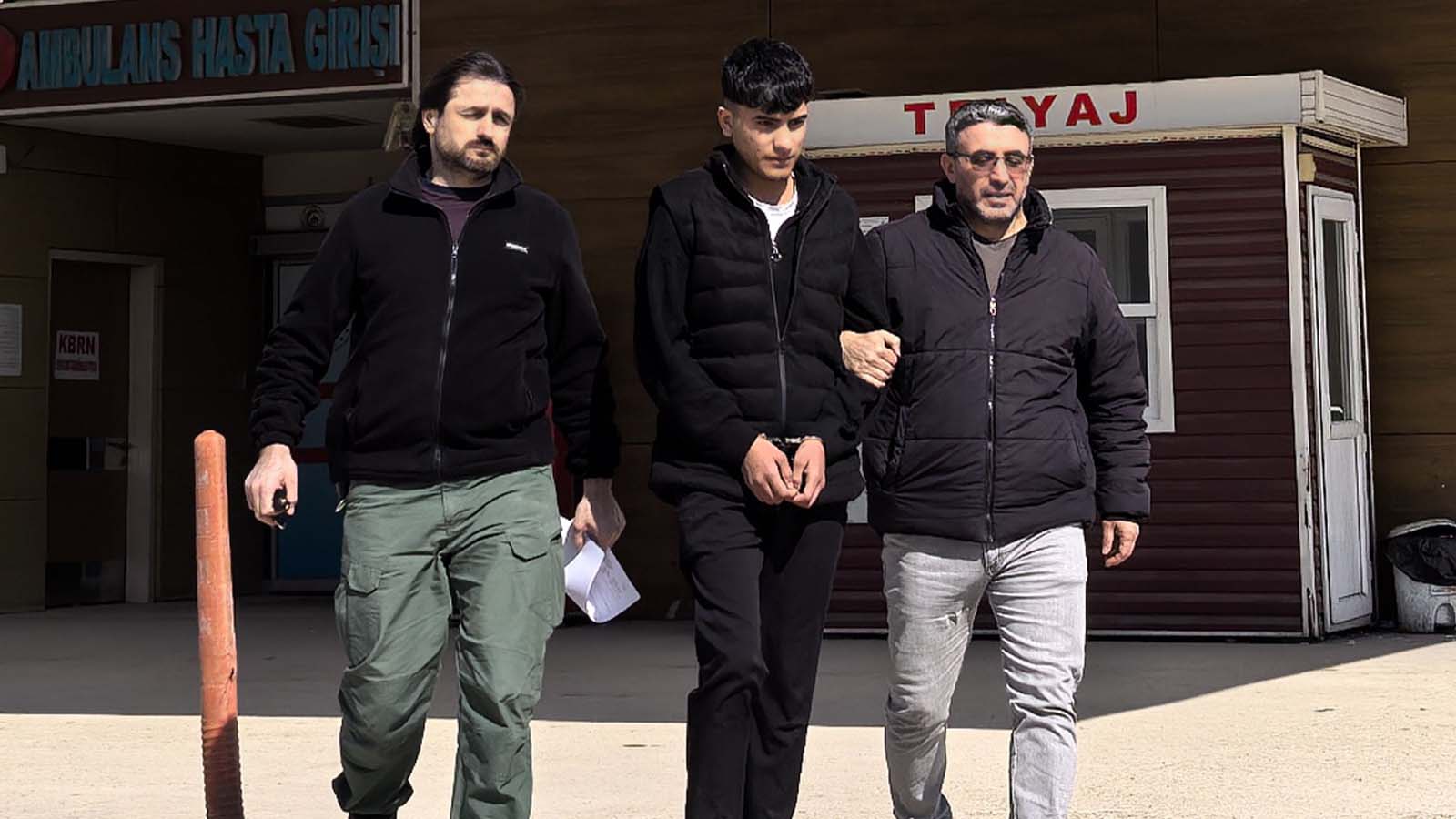 "Dur" ihtarına uymayıp, otomobiliyle jandarmaya çarptı!