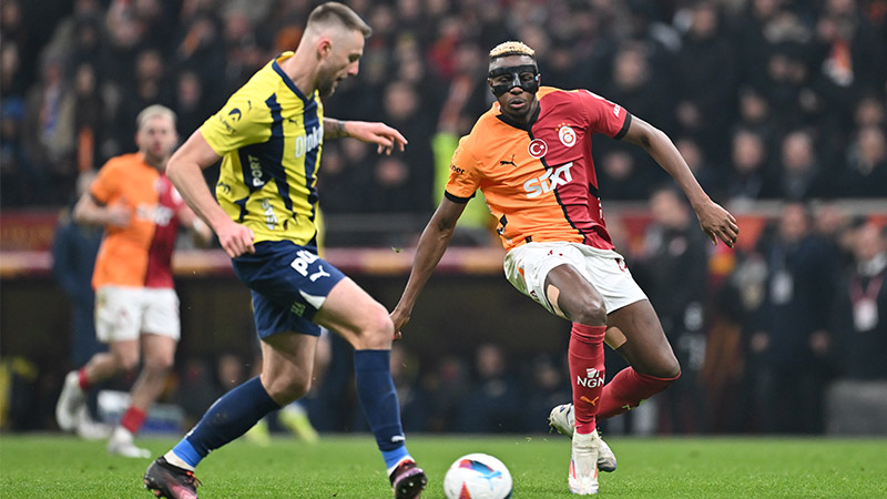 Faik Çetiner - Fanatik: Galatasaray kazanamadan sevindi, Fenerbahçe kazanamadı ama, üzülmedi. 6 puan fark olsa da yarış devam ediyor. Hem de Mourinho’nun büyük maçları kazanamamasına rağmen. Fikstür ve sahadaki görüntülerine bakarsak Fenerbahçe’nin zirve şansını da küçümsememek lazım. Hakem Vincic mi? Bakalım maçtan sonra ona da sallayanlar olacak mı?