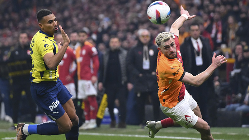 Ahmet Çakar - Sabah: Sonuçta kazanan çıkmadı. 6 puanlık fark devam ediyor, üstelik ikili averaj da tamamen Galatasaray lehine. Bazı futbolcuların ya da pek çok ismin hayal kırıklığı olduğunu söyleyebiliriz. Bunların başında da Osimhen ve En-Nesyri geliyor. Son haftalarda sürekli gol atan bu oyuncular, dün gece neredeyse pozisyona giremediler.