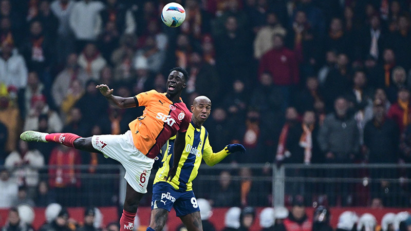Güntekin Onay - Hürriyet: Dün hafta boyunca yaratılan gerginliğin suni ve gereksiz olduğunu, bir Galatasaray-Fenerbahçe derbisinde daha gördük. Kaybetmekten korkan iki teknik adamın bu kadar pahalı kadrolarla oynattığı, bizlere izlettiği futbol maalesef bu.