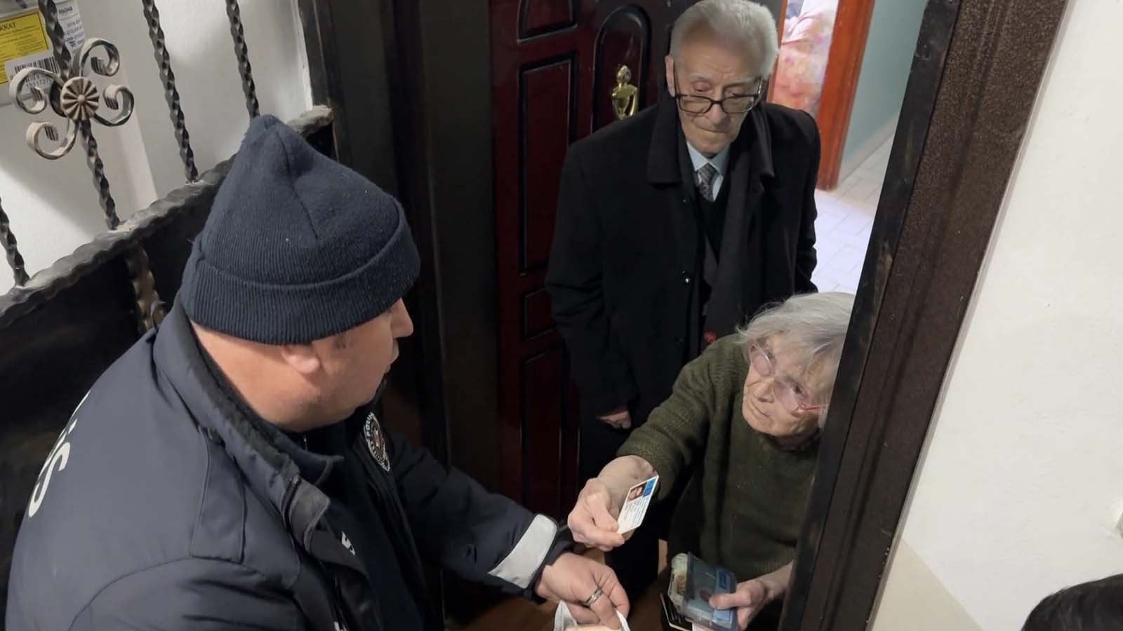 Kapıda kaldı itfaiyeyi çağırdı; ’Bu kadar gürültüyü nasıl duymazsın' diye eşine sitem etti