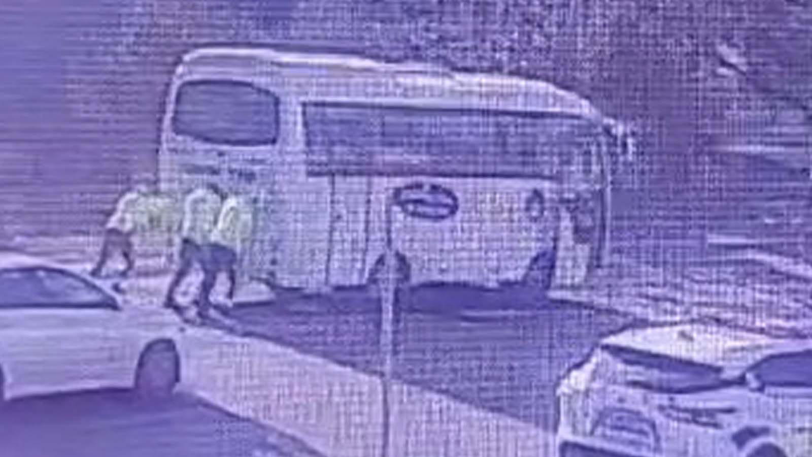 Trafik polisleri, arızalanan midibüsü iterek yol kenarına aldı