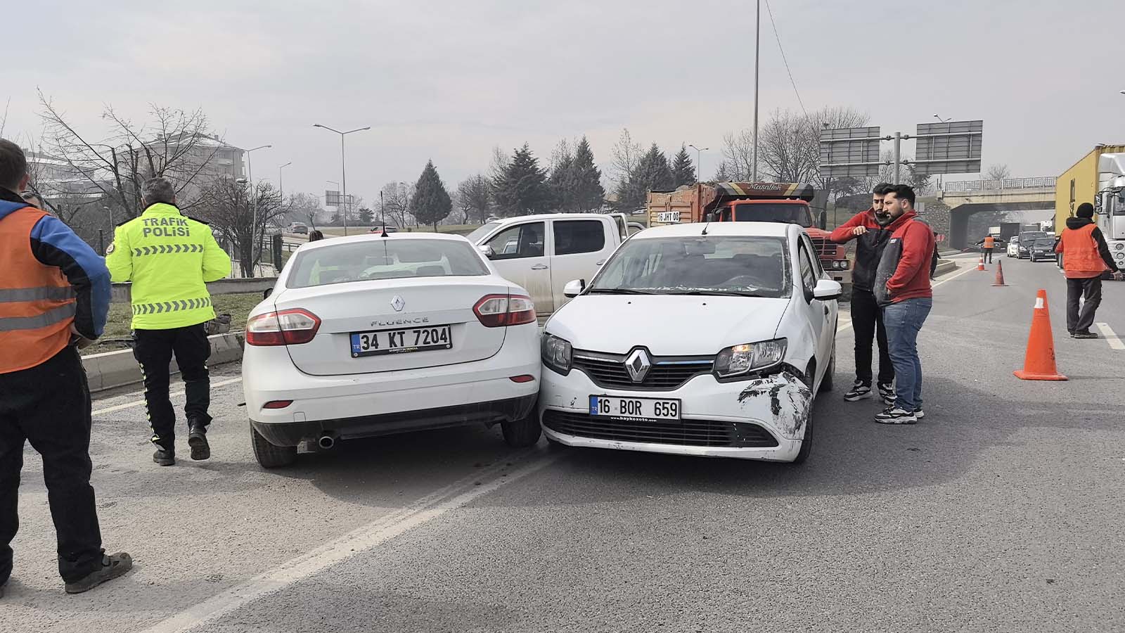 Otomobiller çarpıştı; 2 yaralı