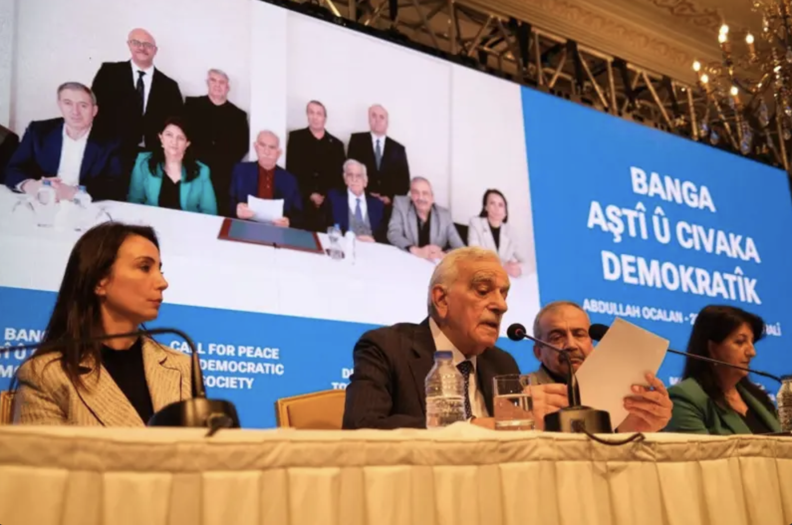 Köşe yazarları Öcalan'ın tarihî çağrısını şöyle değerlendirdi: