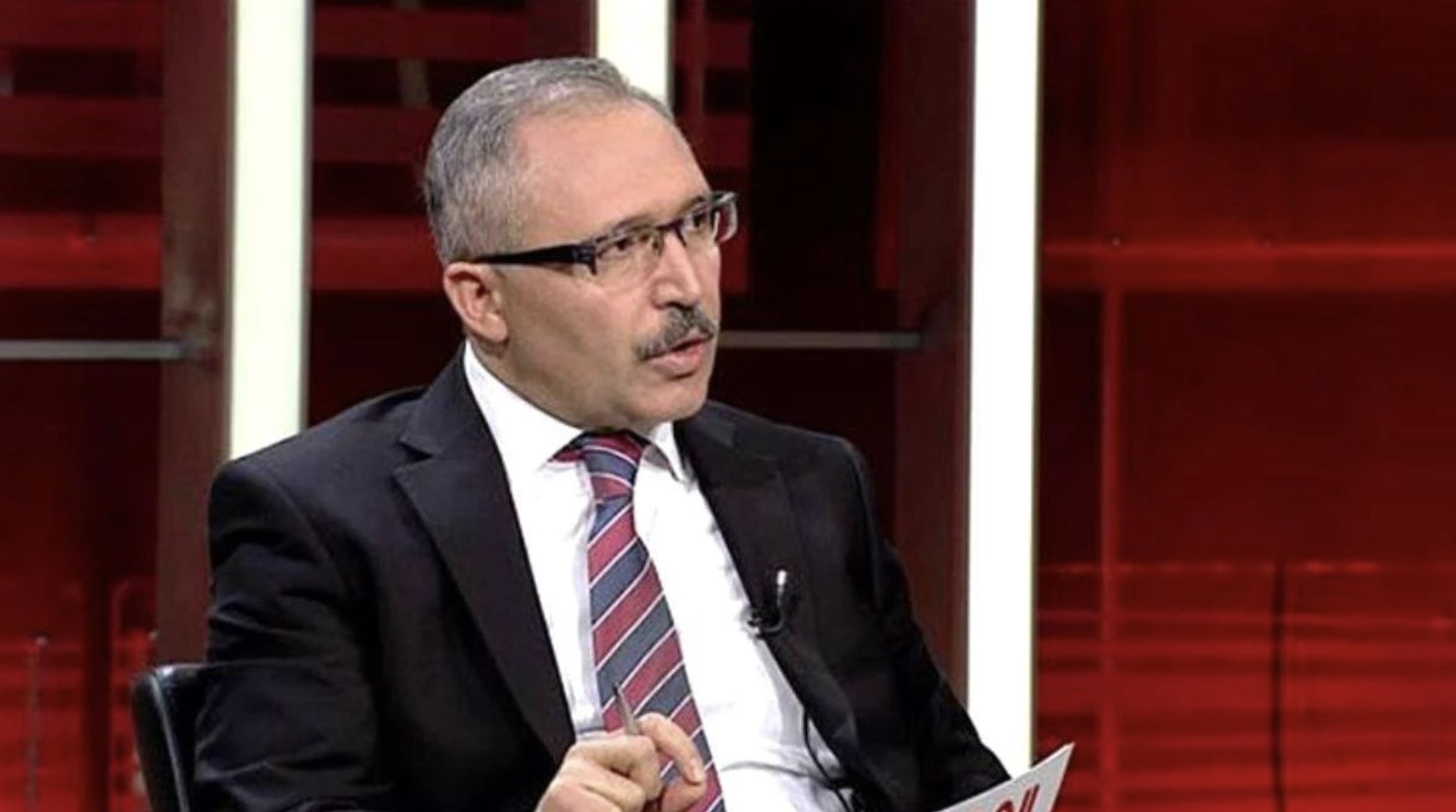 Abdulkadir Selvi: "Öcalan bu sürecin sonunda İmralı’dan çıkmayacak. Zaten kendisinin de böyle bir talebi yok. Öcalan, şehitlerin olduğu bir ülkede İmralı’da çıktıktan sonra yaşayamayacağını çok iyi biliyor. Süreç başarılı olursa, belki İmralı’da yaşam koşullarına yönelik bir düzenleme gündeme gelebilir." (Hürriyet)